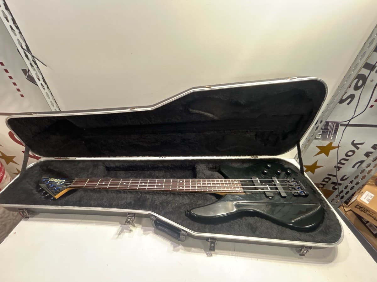 CHARVEL ELEC BASS GUITAR W/CASE (P11035289)