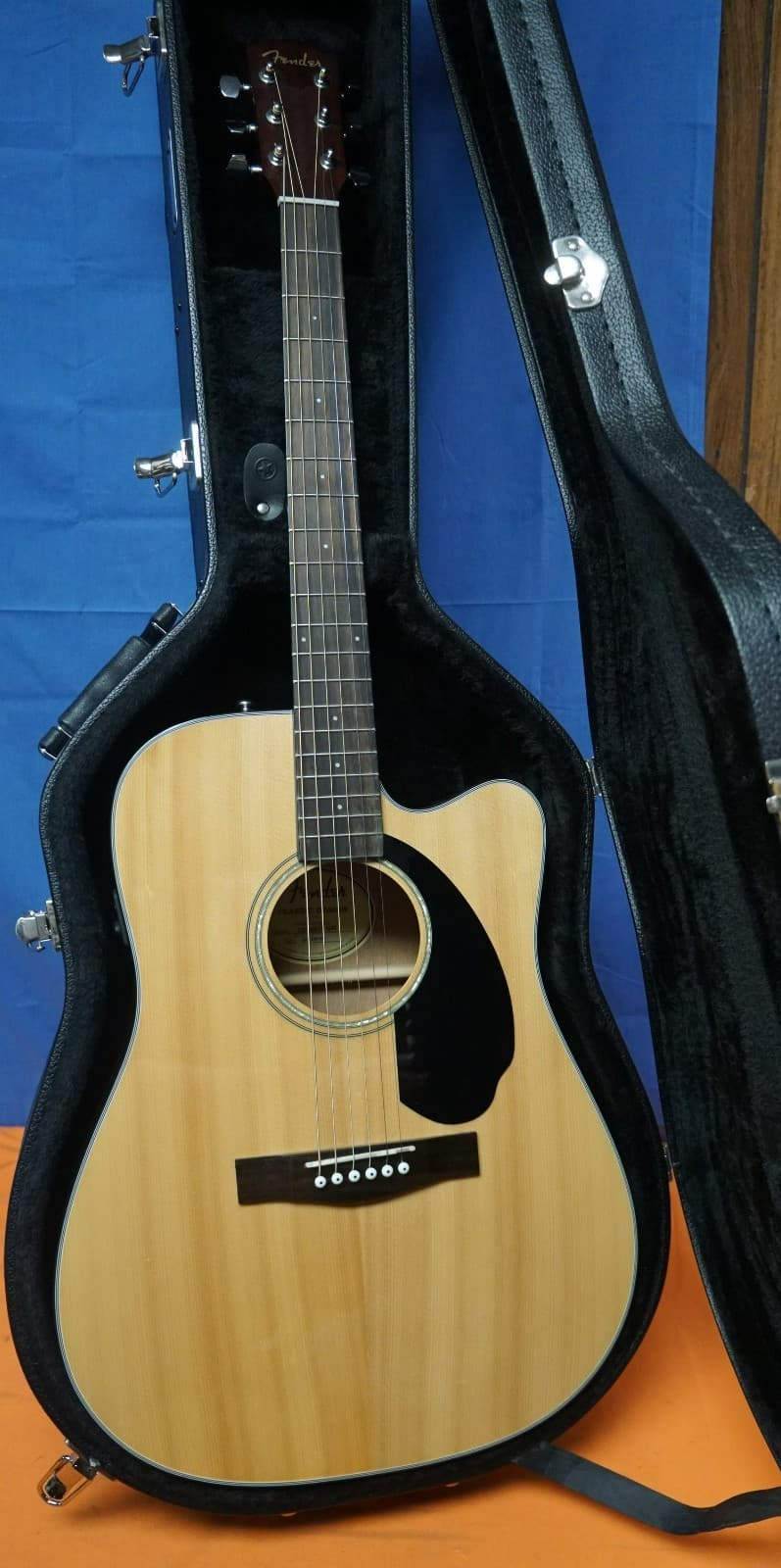 Fender CD-60SCE NAT Classic Design Electric Acoustic Guitar & Road Runner Case