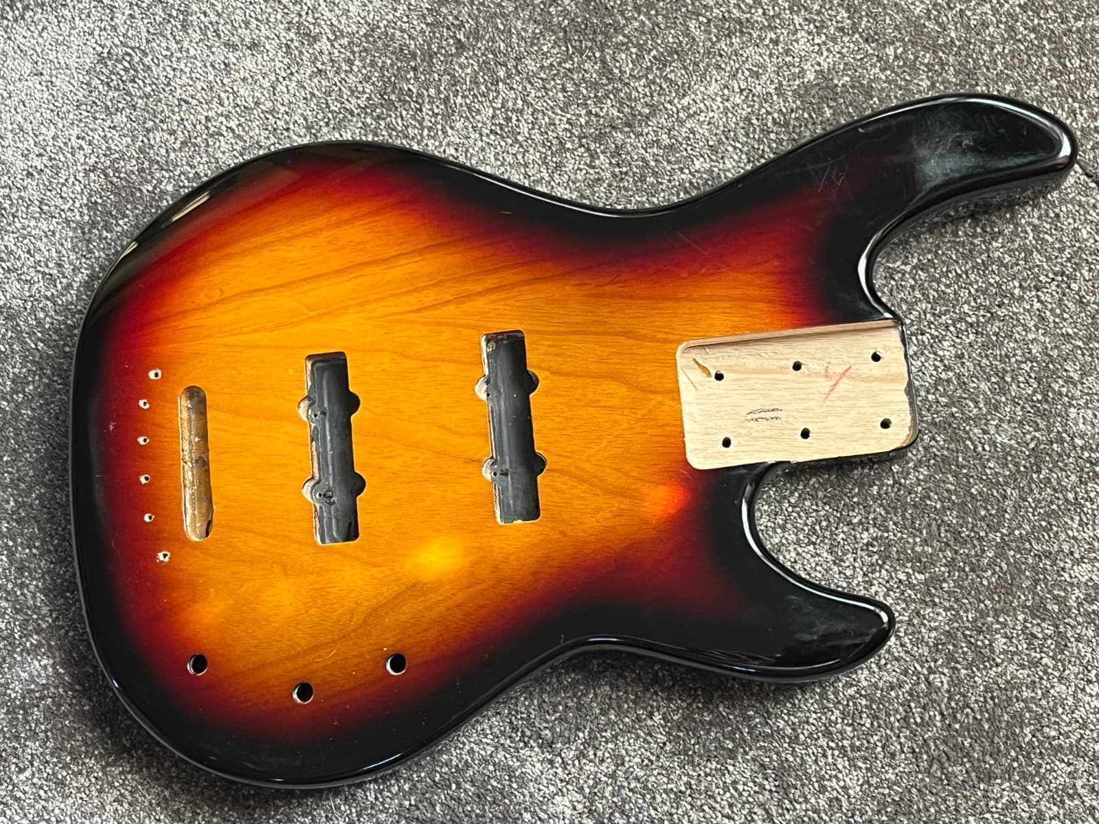 G&L Tribute JB-2 bass body sunburst ash