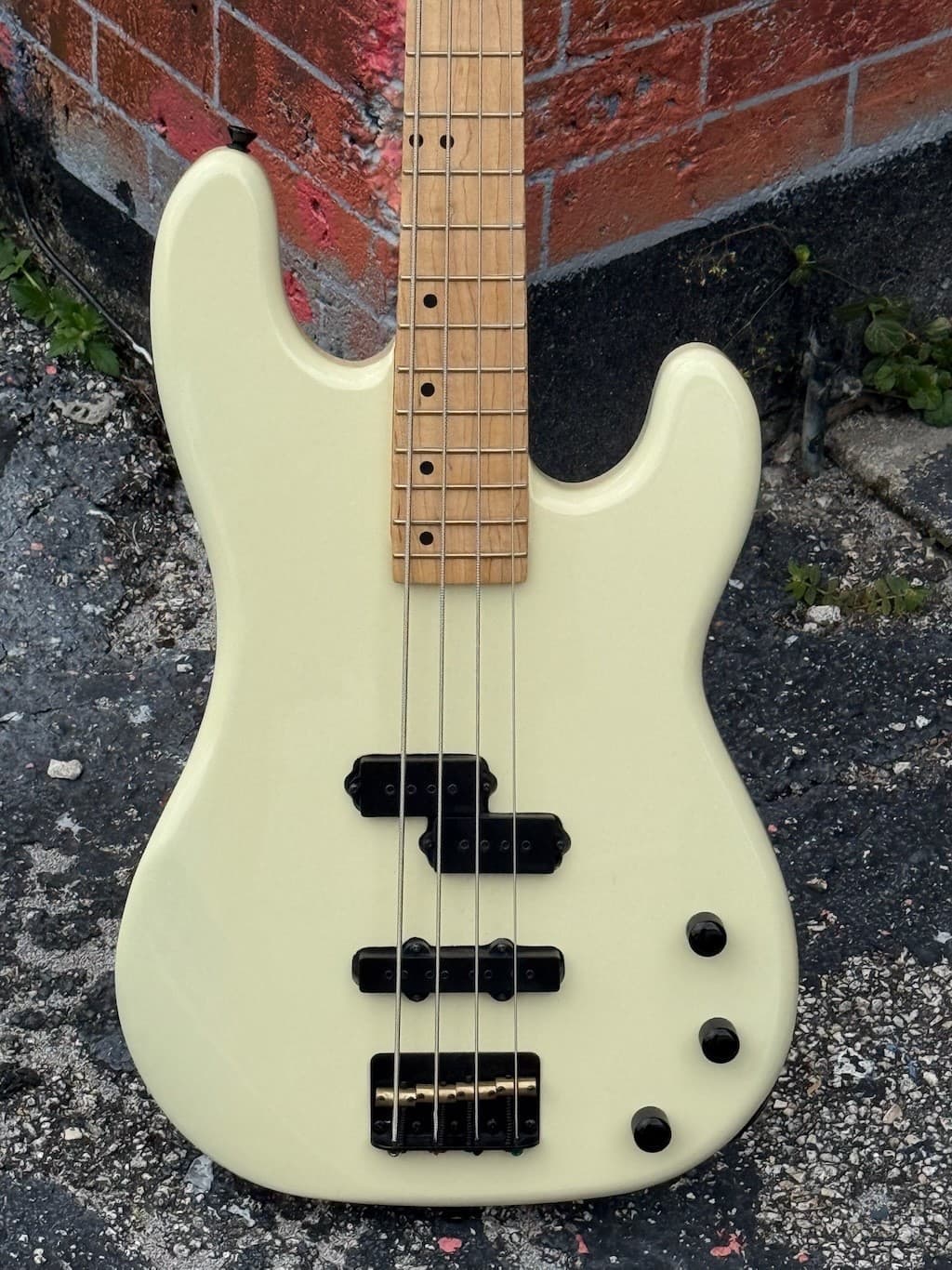 2024 Funk PJ Series USA 4-string Bass in Olympic White featherweight & funky !