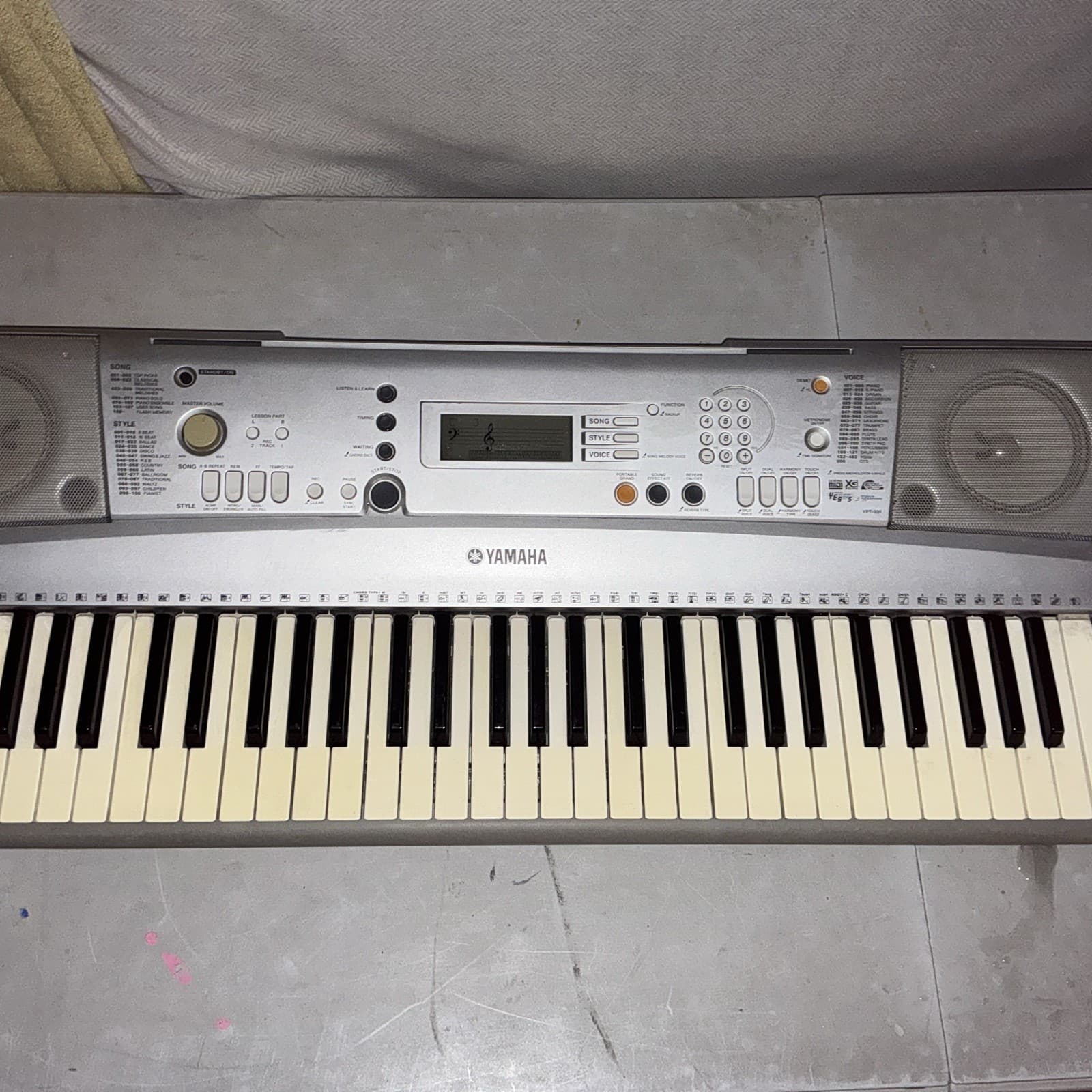 Yamaha PSR E303 Keyboard Piano Synthesizer
