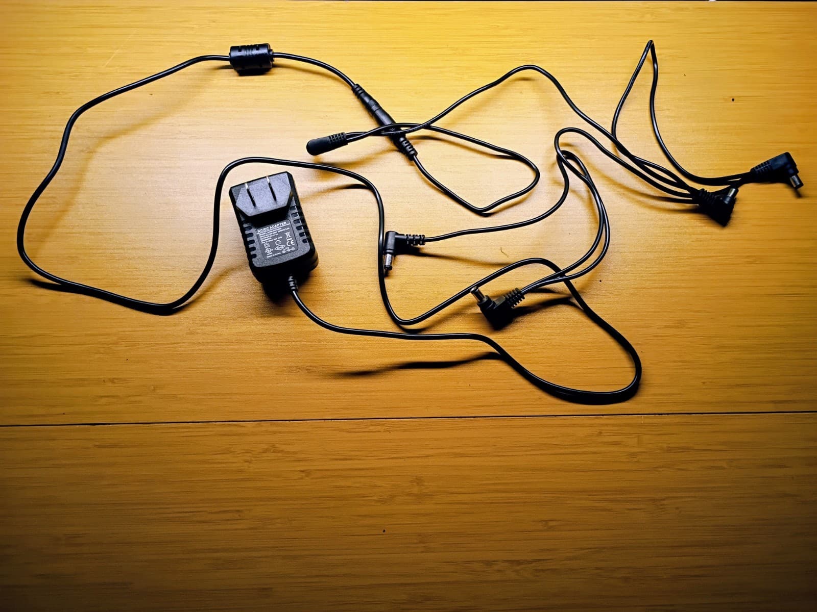 Guitar Pedal Power Supply Adapter 9V 1A Tip Negative 5 Way Daisy Chain Cables