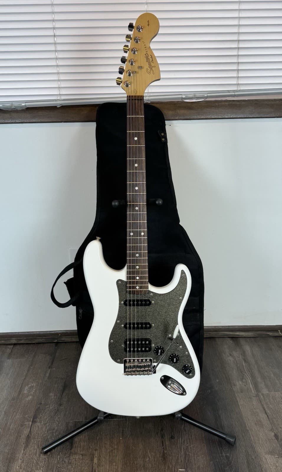 Fender Guitar Squire Stratocaster HSS Olympic White Limited Run With Gigbag