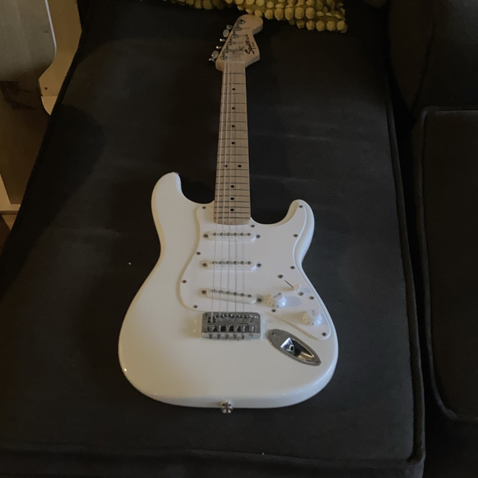 Squier Mini Stratocaster Electric Guitar White 6 String Maple Fretboard