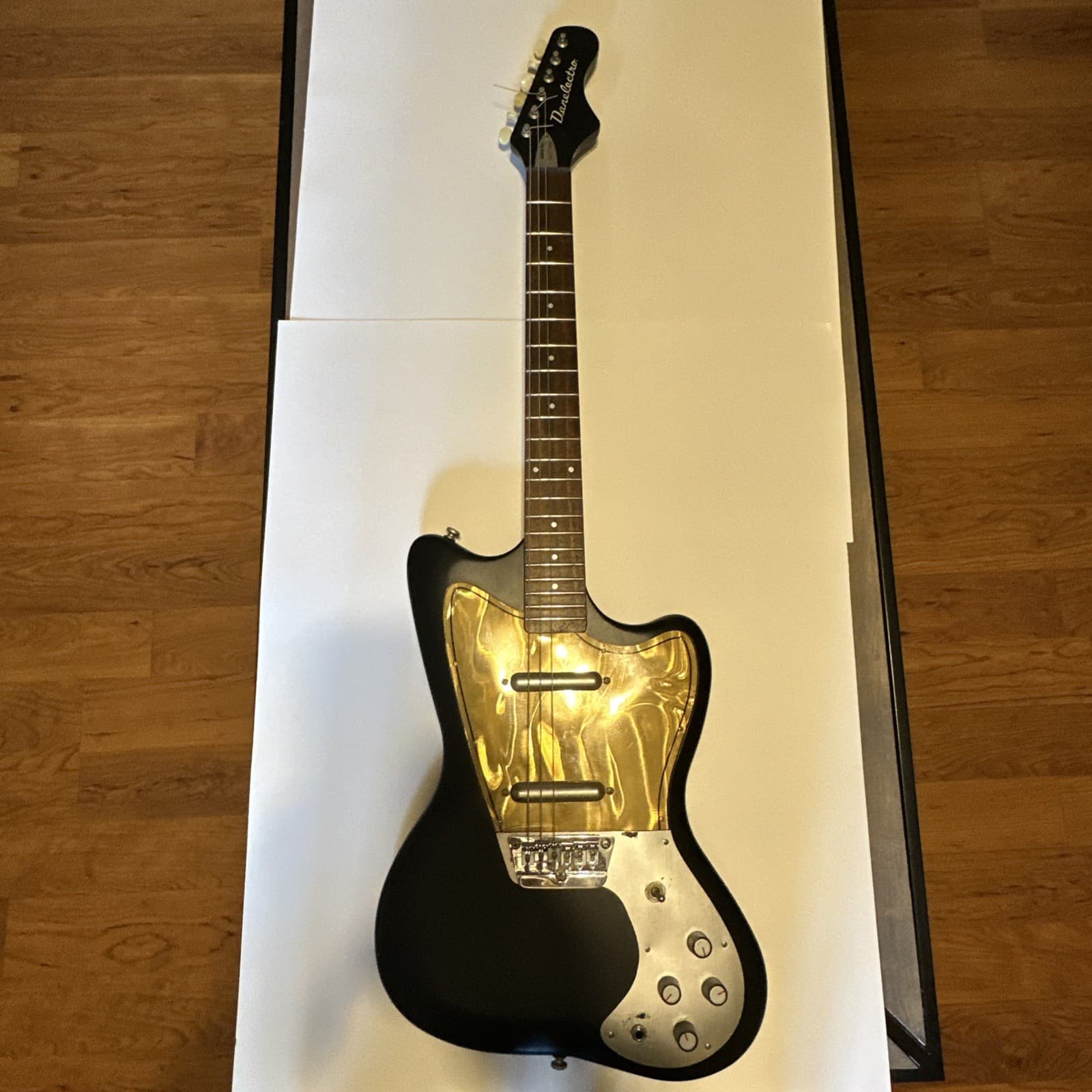 Danelectro Electric Guitar Dead-On 67 - Works, but needs setup - Video included