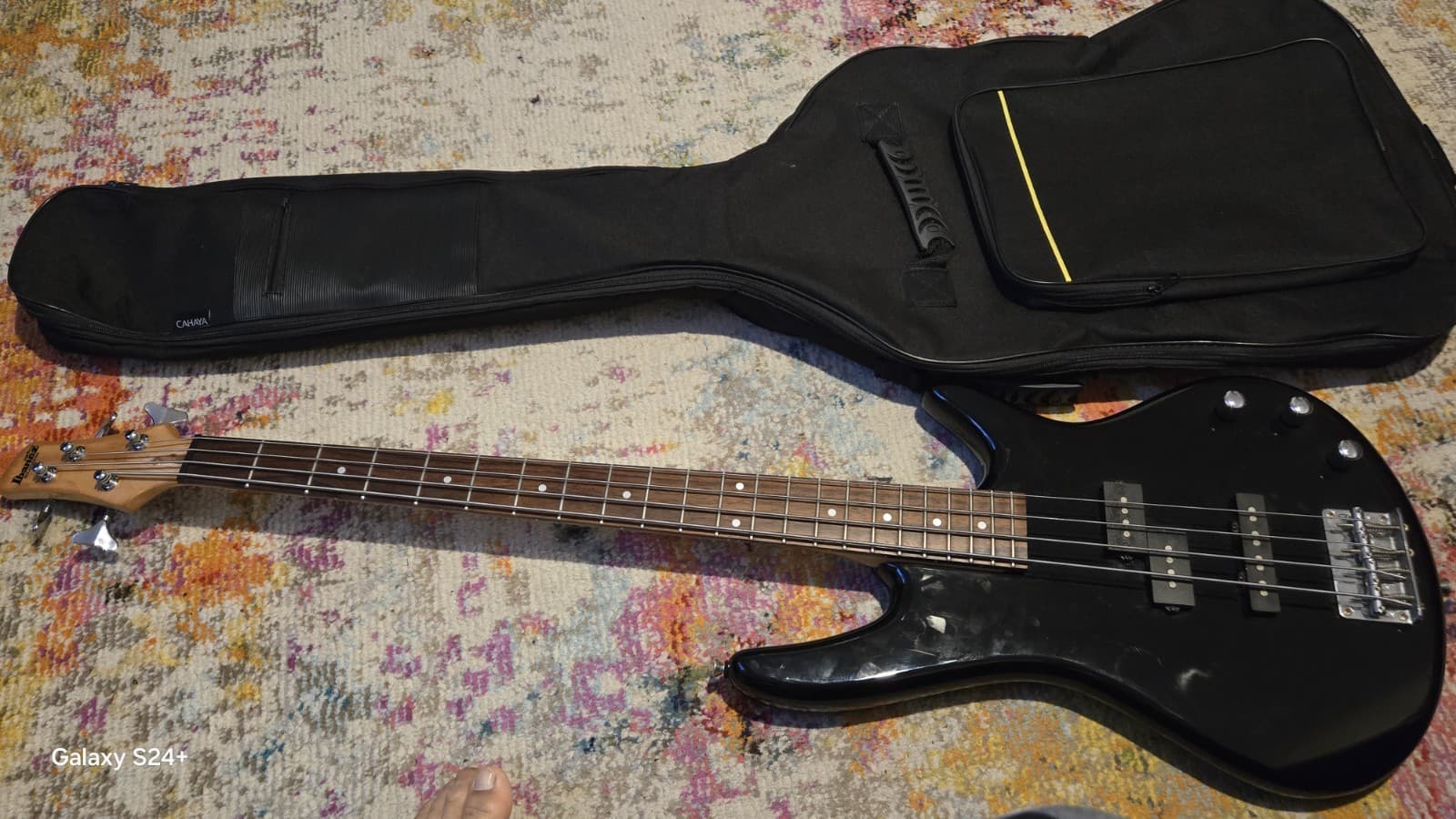 ibanez bass guitar and Gigbag (Neck NOT straight)