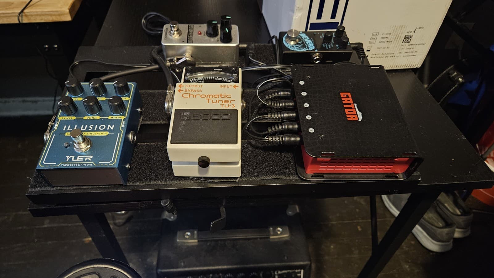 guitar pedal board with power