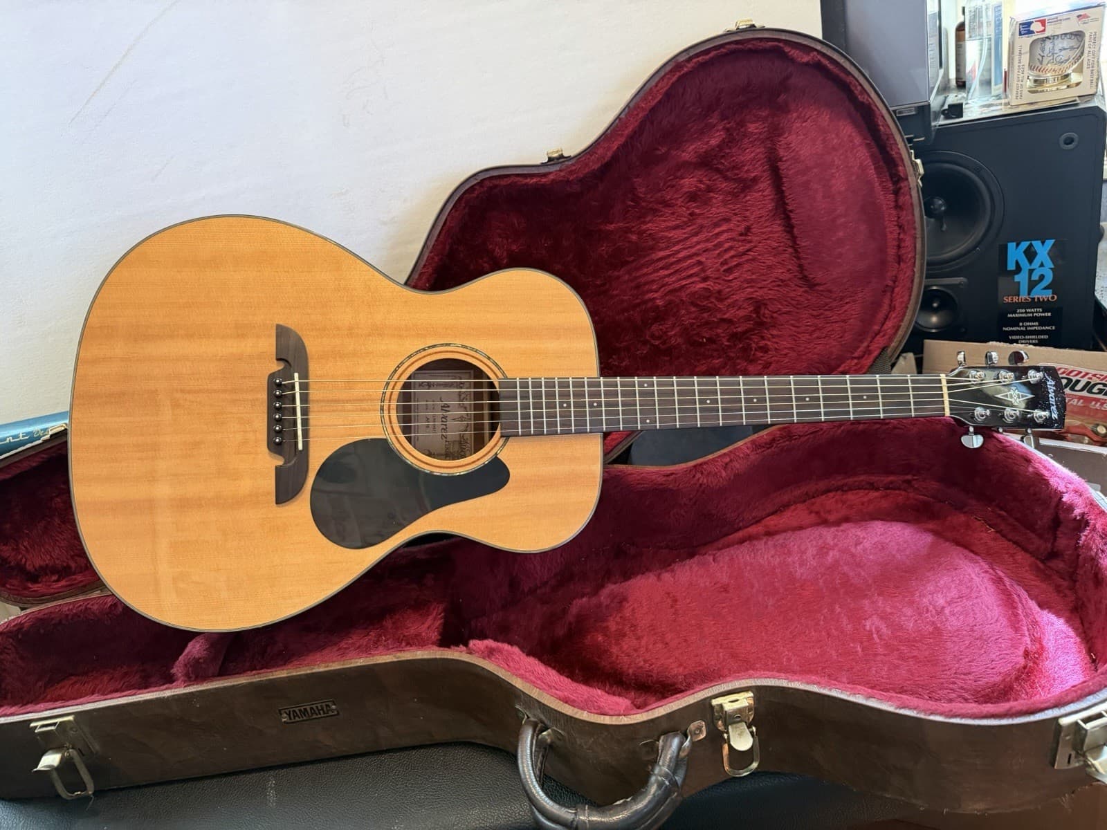 Alvarez Af30 Acoustic Guitar With Case