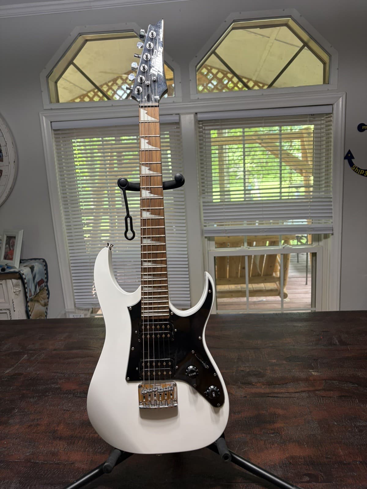 Ibanez GRG120QASP-WH Gio electric guitar in excellent condition. Good action