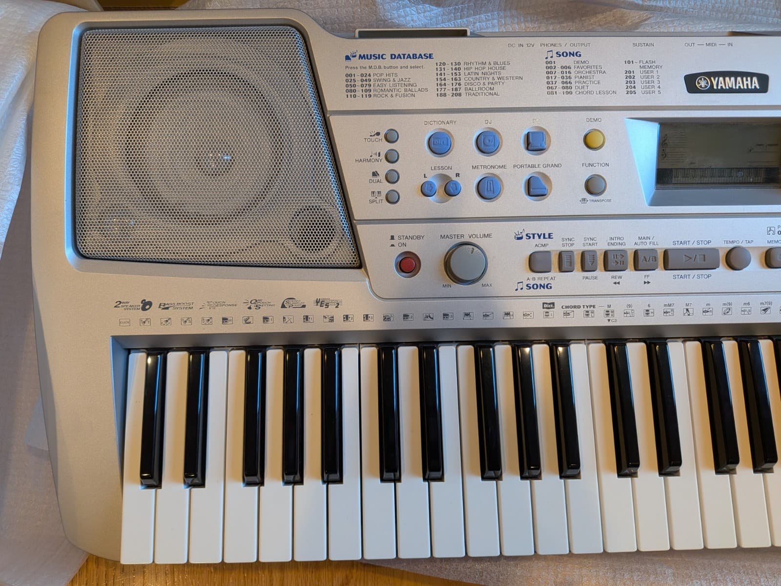 Yamaha PSR 290 Keyboard Piano Synthesizer with built-in Speakers + AC adapter