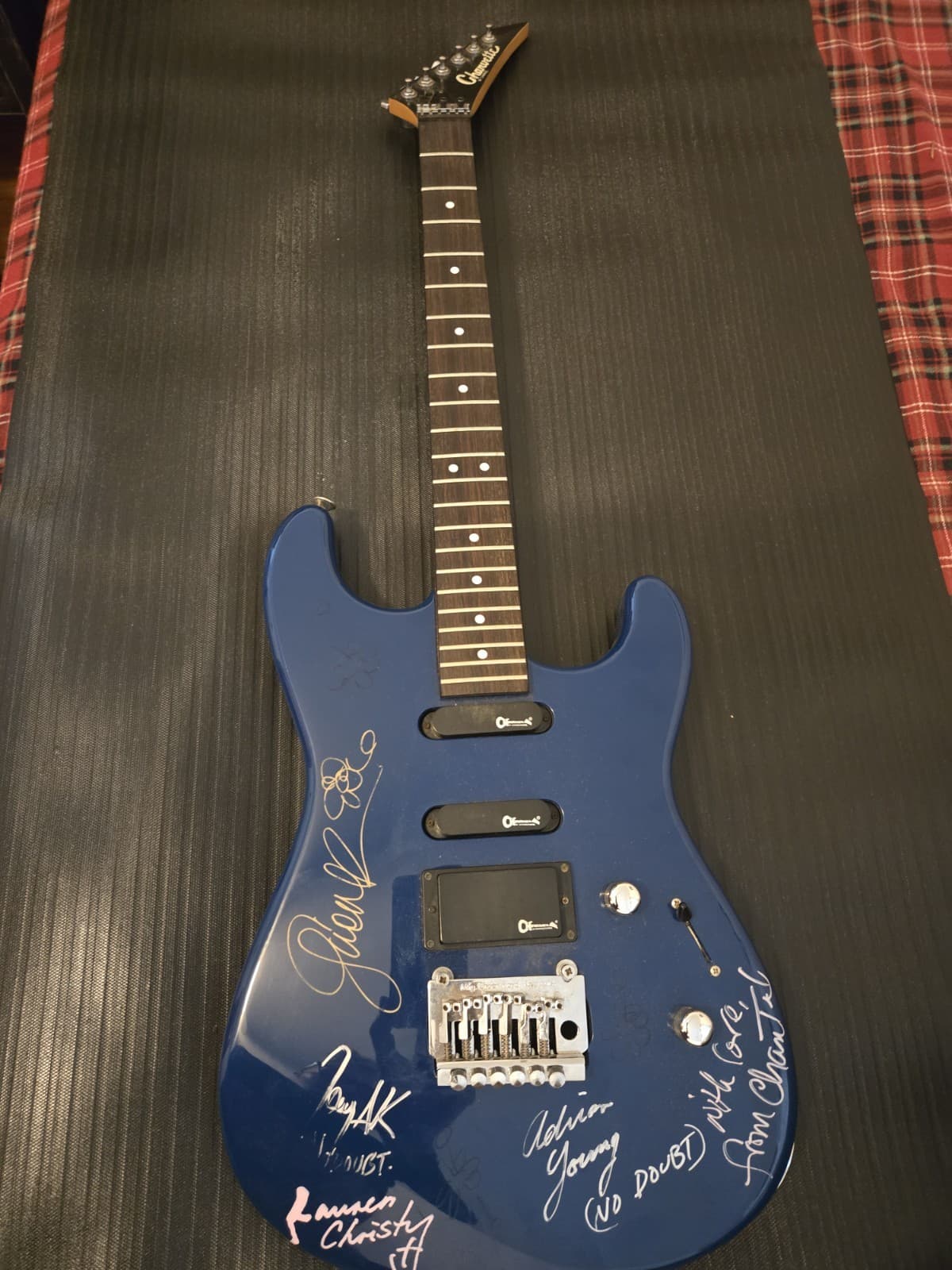 80s/90s Charvette by Charvel Guitar signed NO DOUBT Gwen Stefani , Young etc