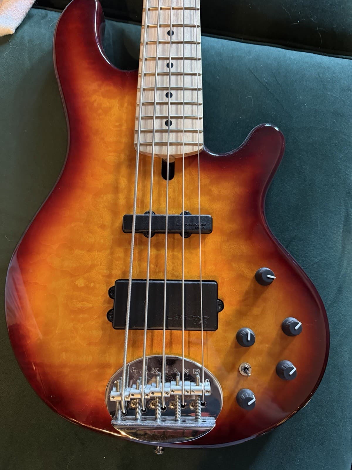 Guitar Lakland Skyline 55-02 Deluxe 5-string Bass Guitar - Honey Burst