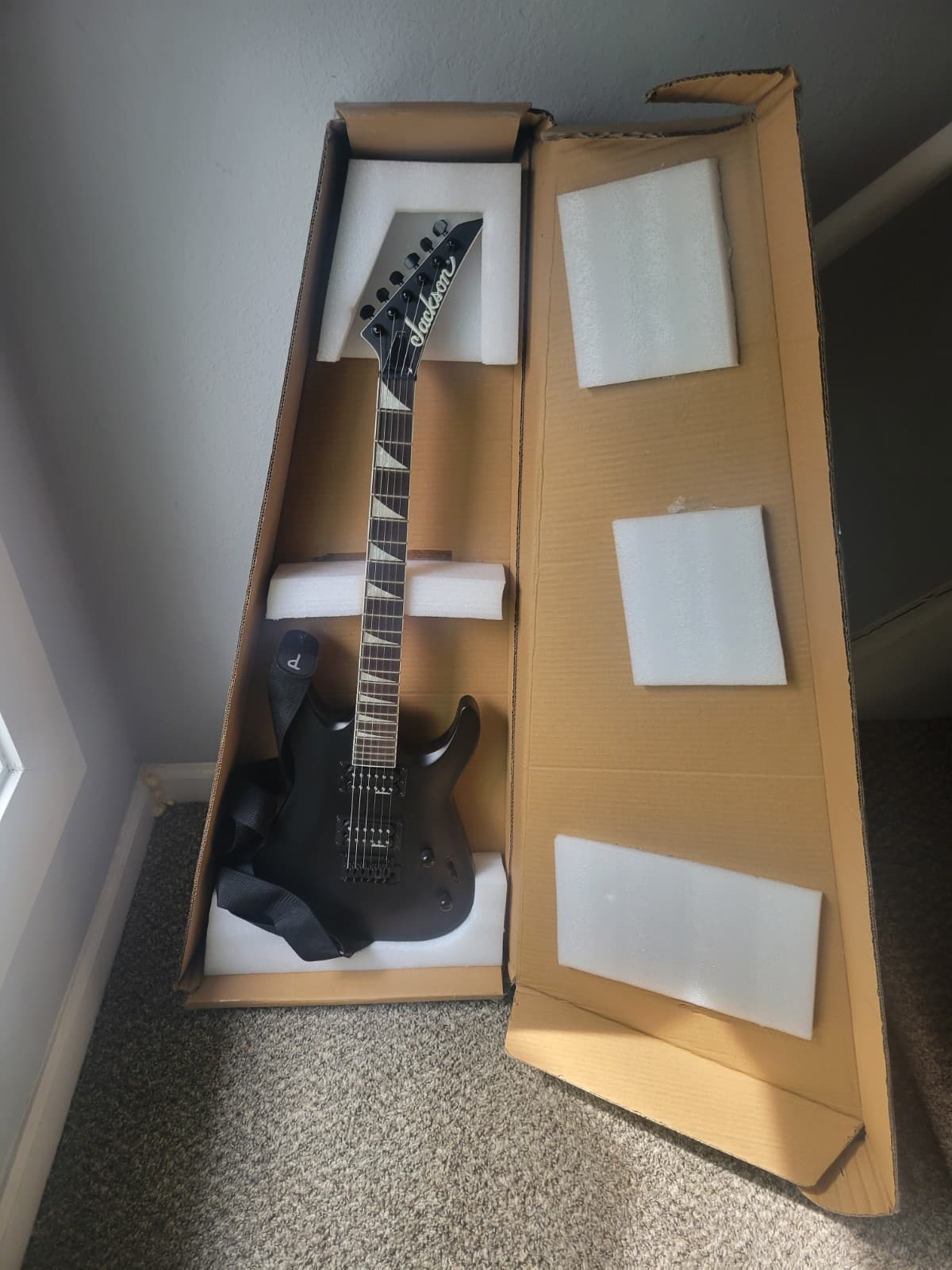 Jackson Electric Guitar Black Solid Body 6 String Right-Handed 24 Frets Strap B…