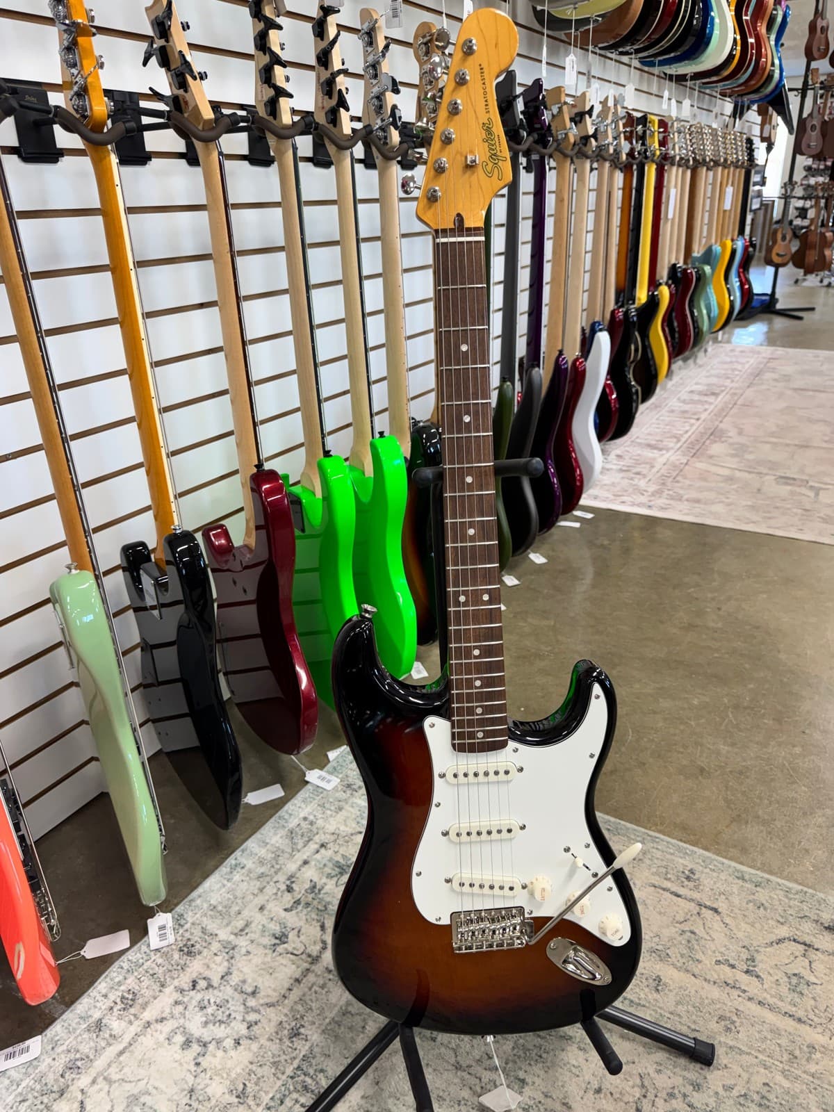 Squier Classic Vibe '60s Stratocaster with Laurel Fretboard - 3-Color Sunburst