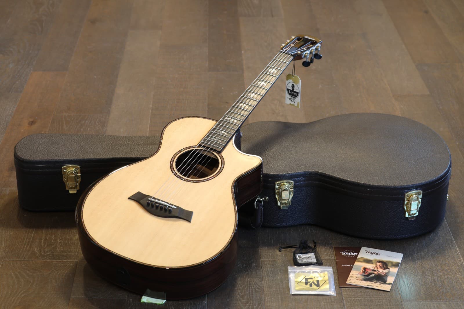 Minty Unplayed! 2011 Taylor 912ce 12-Fret Slotted Armrest Guitar Natural + OHSC