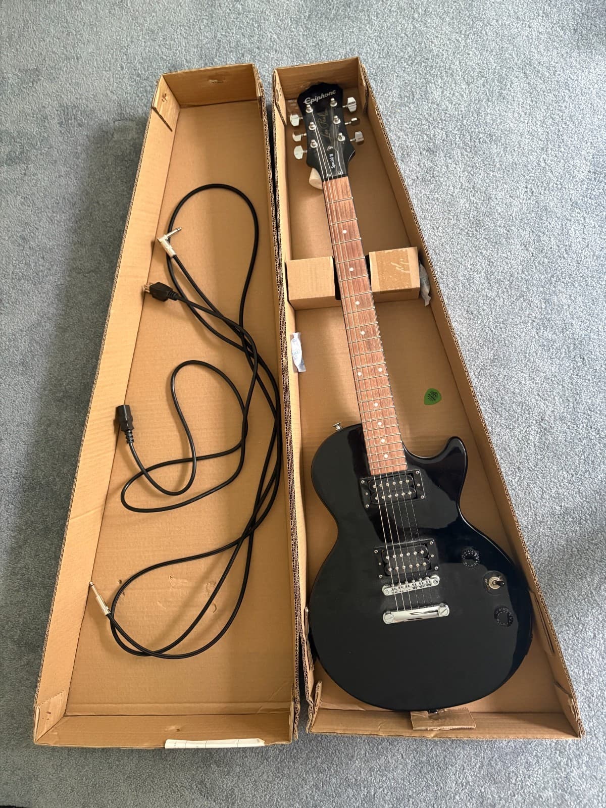 BLACK EPIPHONE GUITAR SPECIAL II, LES PAUL MODEL GREAT CONDITION, LIGHTLY USED