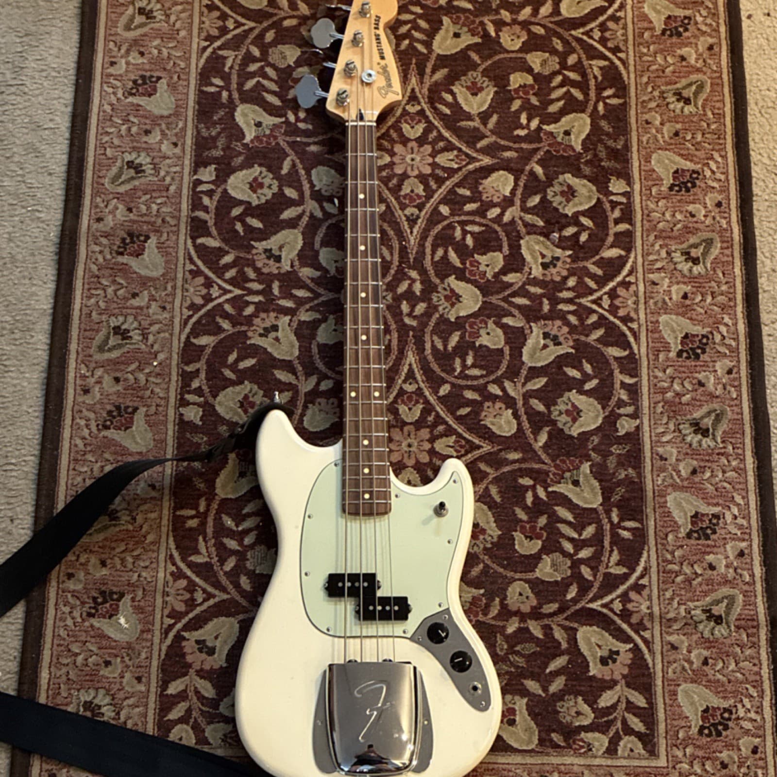 Fender Mustang Bass White with wireless remote