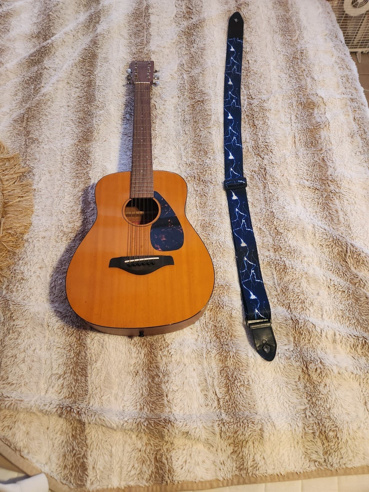 acoustic guitar w/ strap - YAMAHA FG-Junior