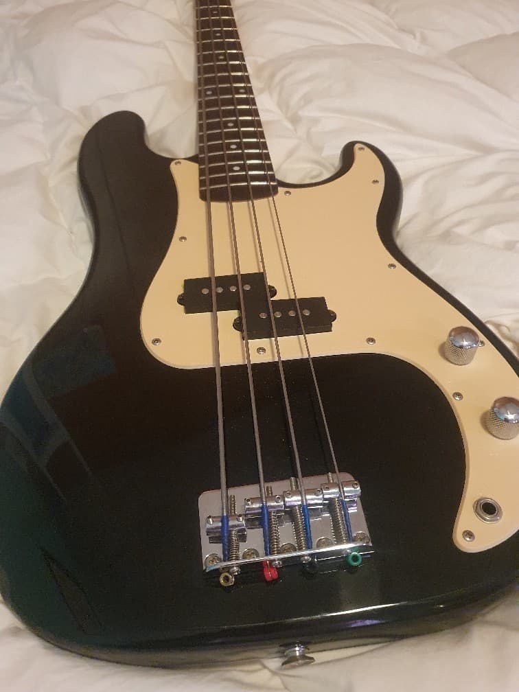 2007 Squier Precision-Bass (Black) w/fender flatwounds + new gig bag