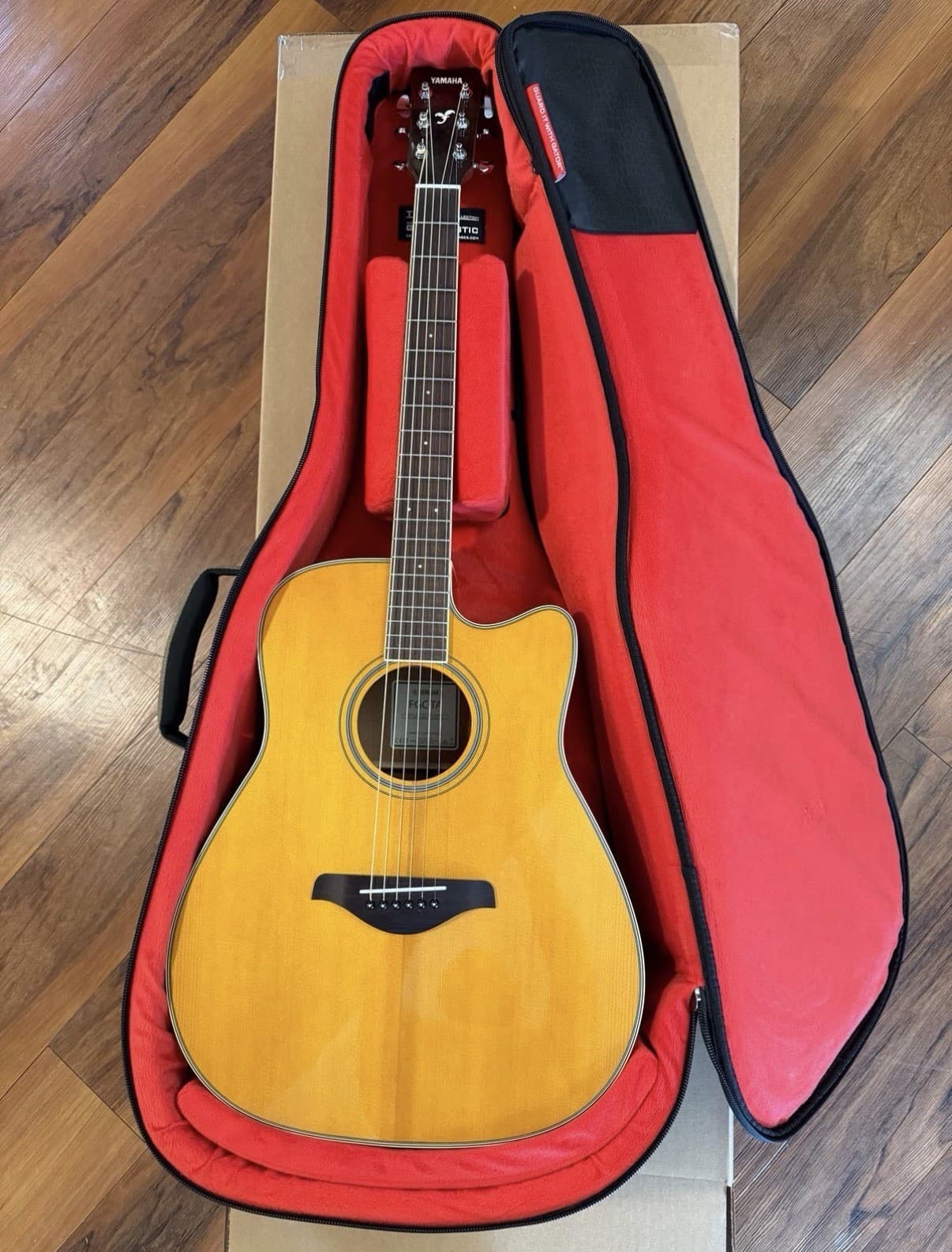 Yamaha TransAcoustic FGC-TA Dreadnought Cutaway Natural 6-String w/ Gig Bag