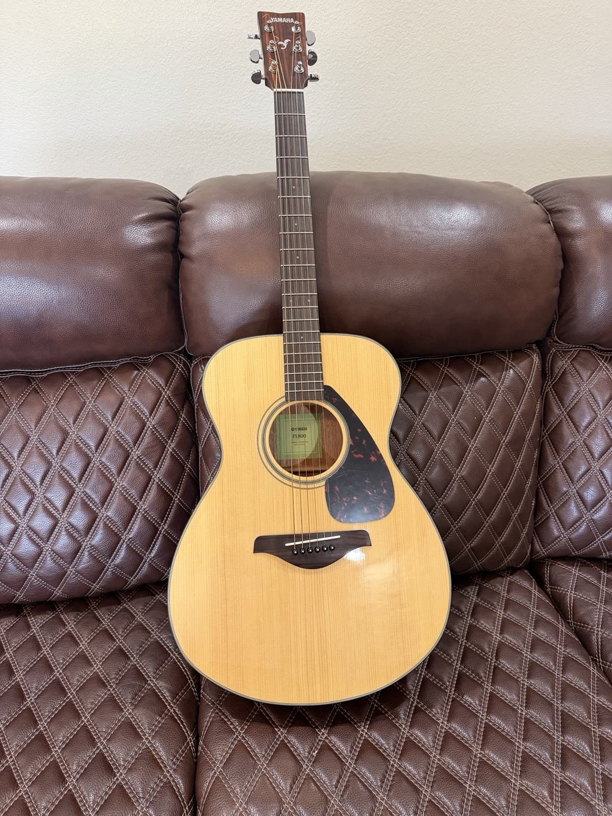 Yamaha FS800 Acoustic Guitar. Includes strap, Gig Bag, 2 sets strings, tuner