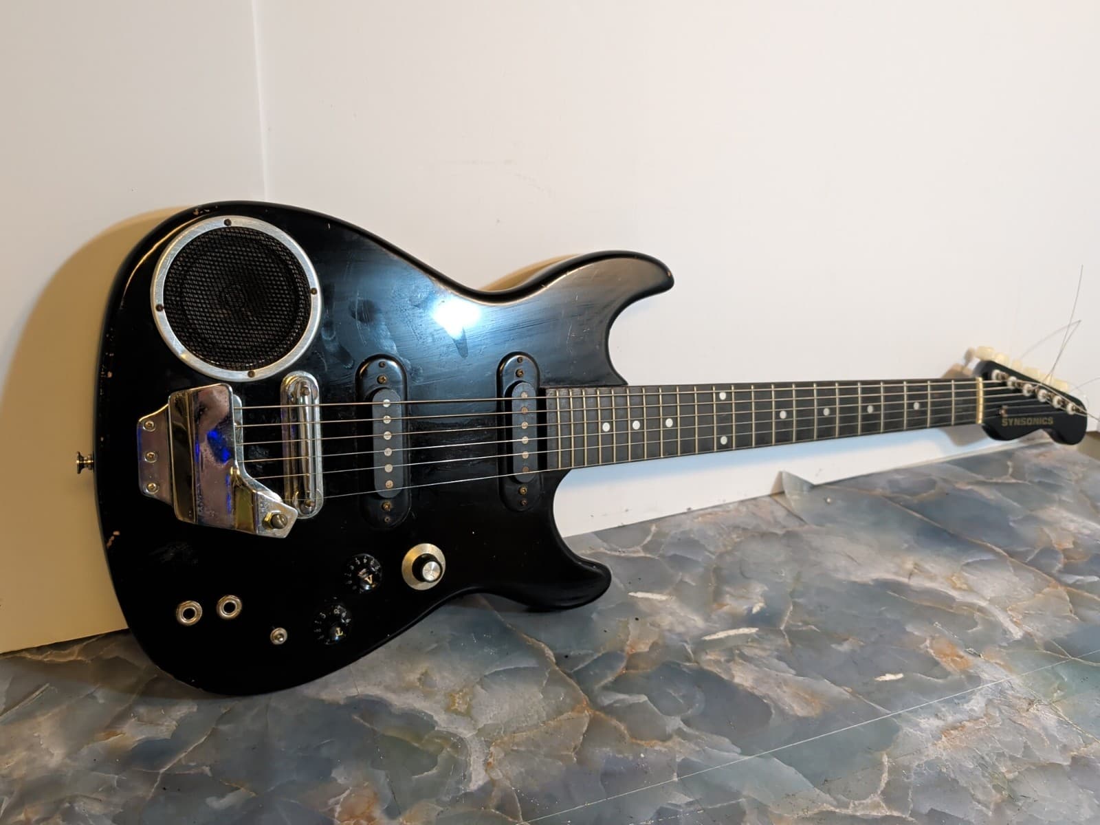 Terminator By Synsonics Electric Guitar w/ In-Built Battery-Powered Amp - READ