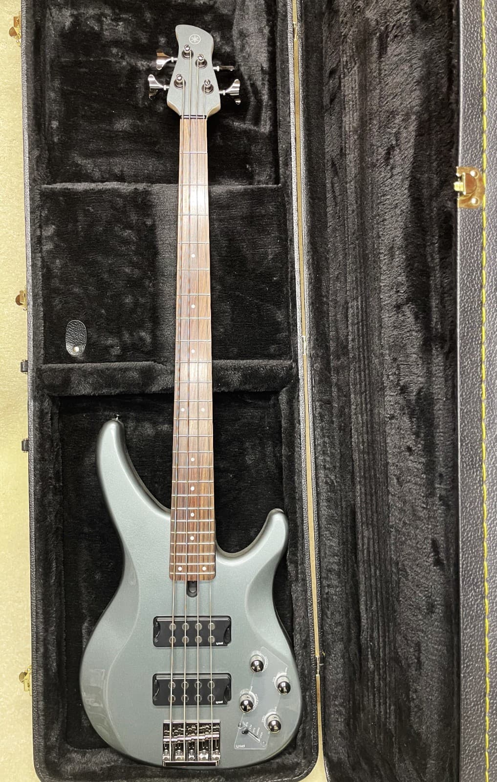 Yamaha TRBX304 4-string Electric Bass Guitar -NEW CONDITION MINT WITH HARDCASE!