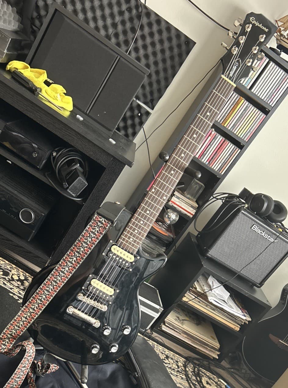 Les Paul Epiphone Studio LT Electric Guitar ( Bonus Read)