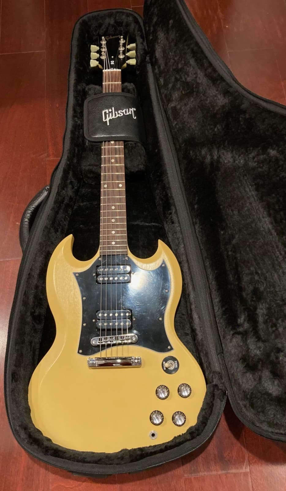 Gibson sg special, 2007, satin TV yellow with Gibson soft case, used, good cond.