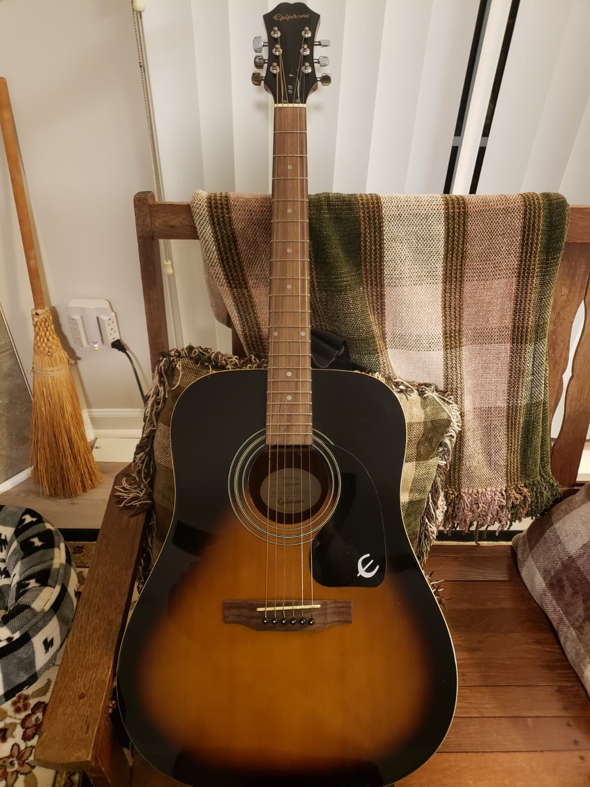 Acoustic Epiphone guitar PR-150 VS (Vintage Sunburst) + case + pack of strings
