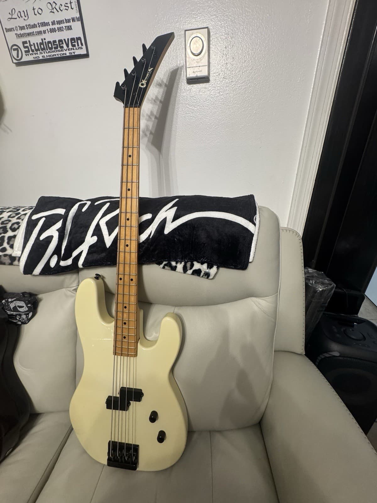 Jackson / Charvel bass guitar Mij With Original Chainsaw Case