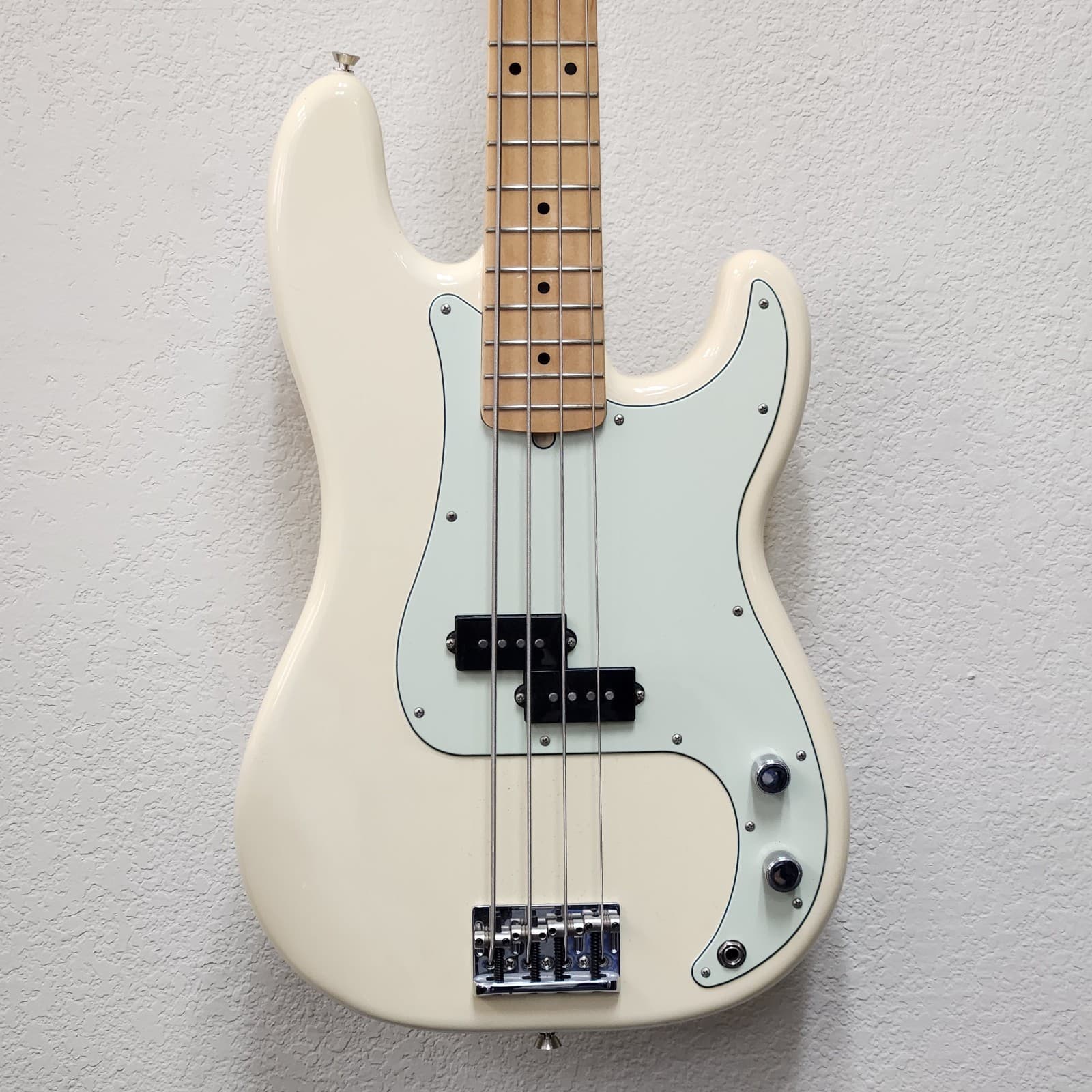 Fender American Professional Precision Bass with Maple Fretboard -Olympic White
