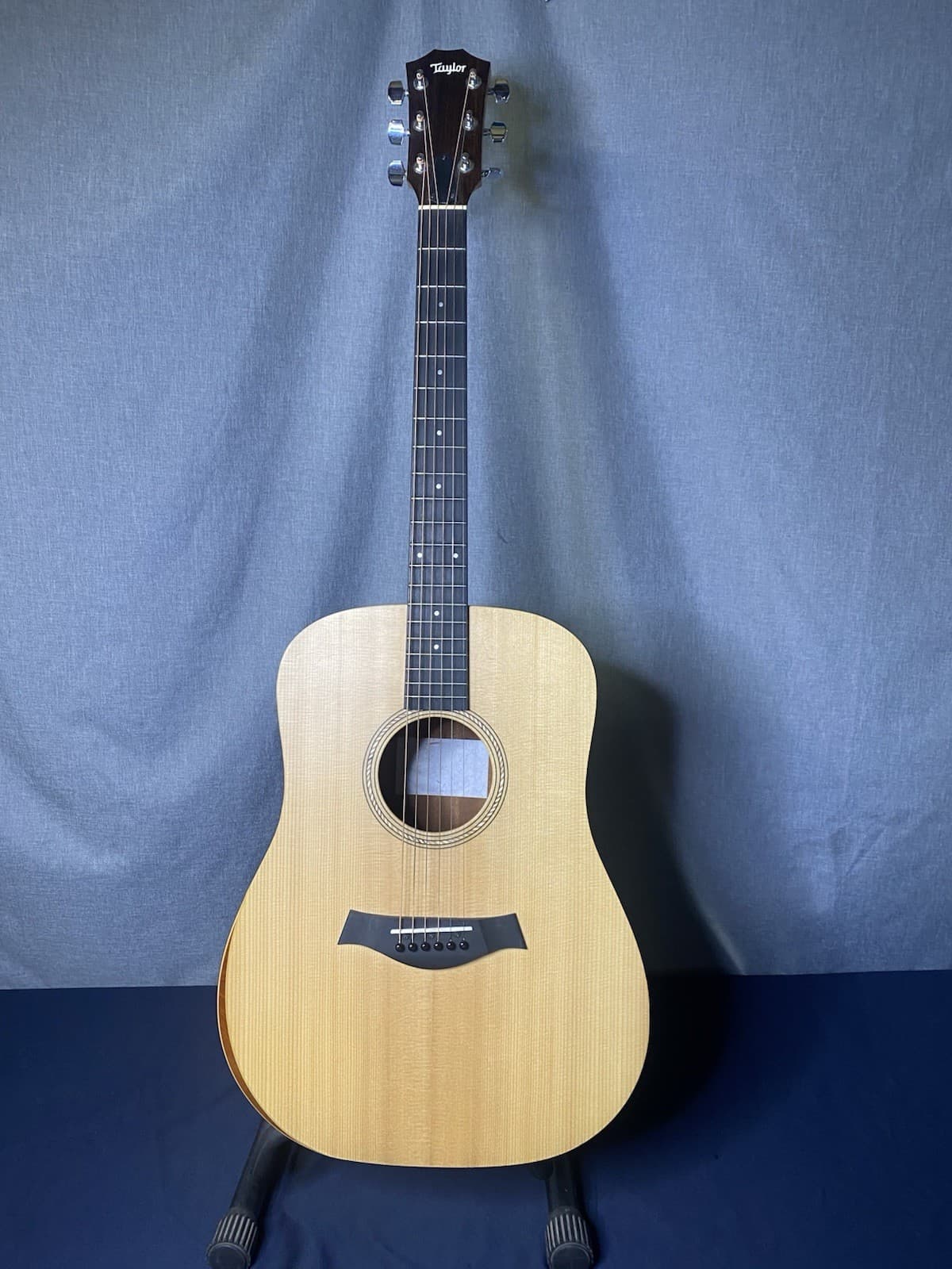 TAYLOR ACADEMY 10E electric acoustic guitar
