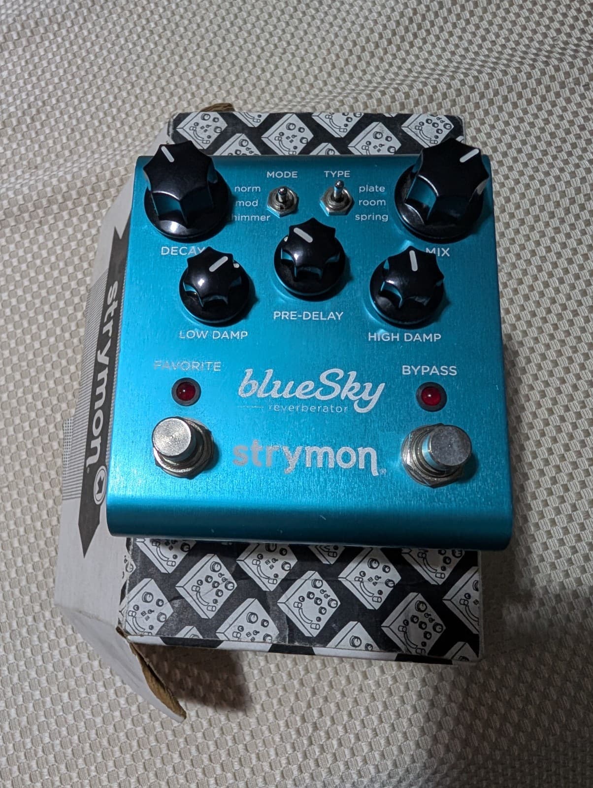 STRYMON BLUE SKY Reverberator Stereo Reverb Pedal guitar w/ adapter