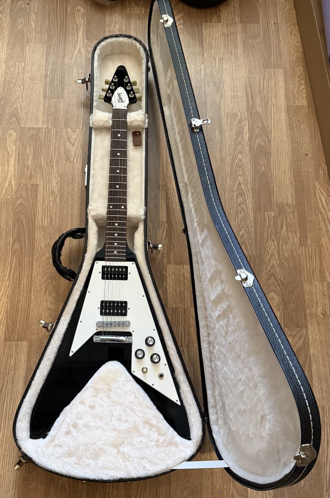GIbson Flying V Electric Guitar With Hardshell Case