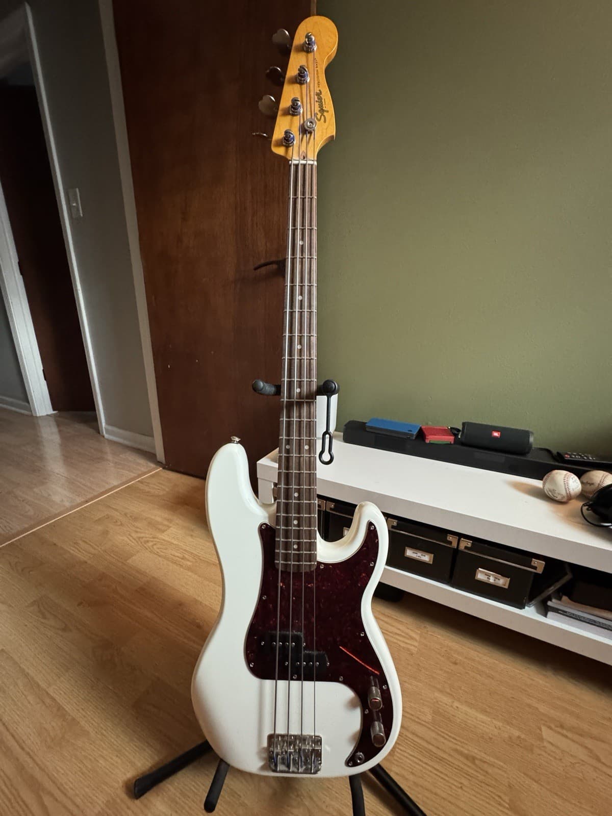 squier classic vibe 60s precision bass with D’Addario Medium Flat wound Strings