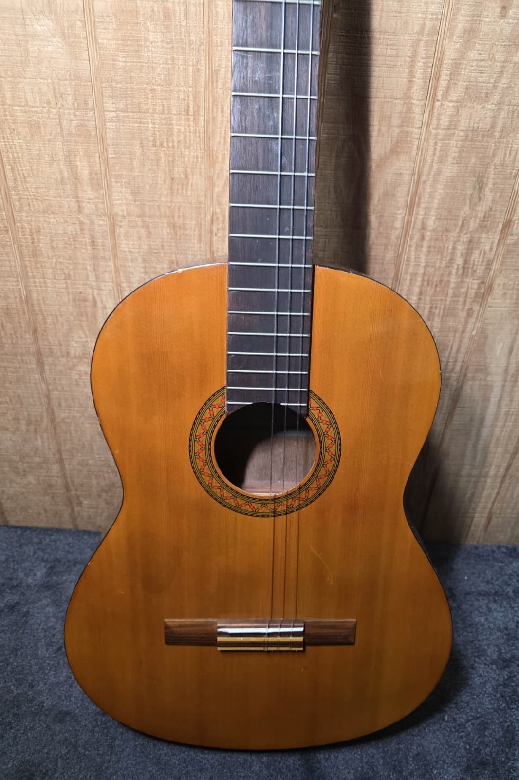 Yamaha C40 Classical Acoustic Guitar - Great Beginner Instrument Good Condition