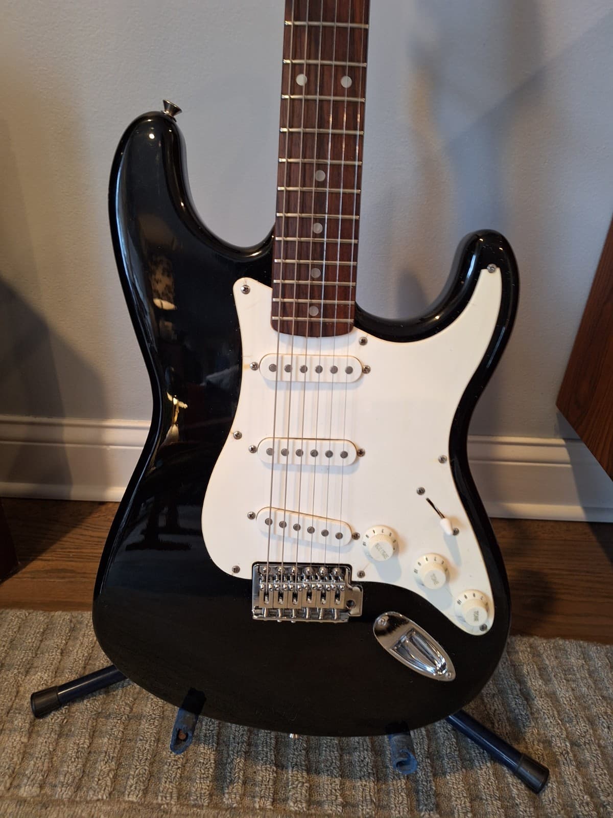 Squier by Fender Affinity Stratocaster Electric Guitar Black w/ Gig Bag & Strap