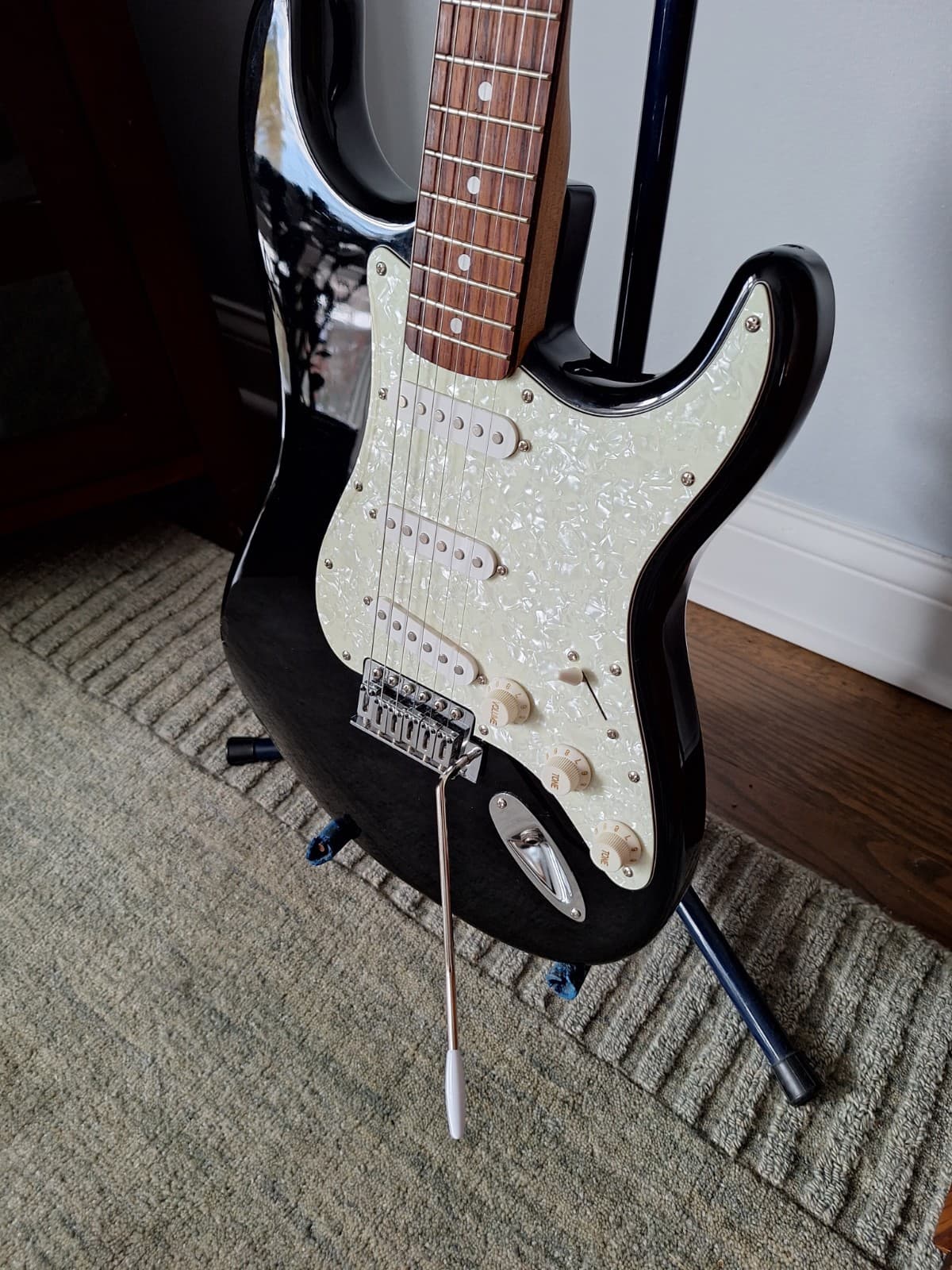 Squier by Fender SE Strat Electric Guitar in Black with Rosewood 6-String