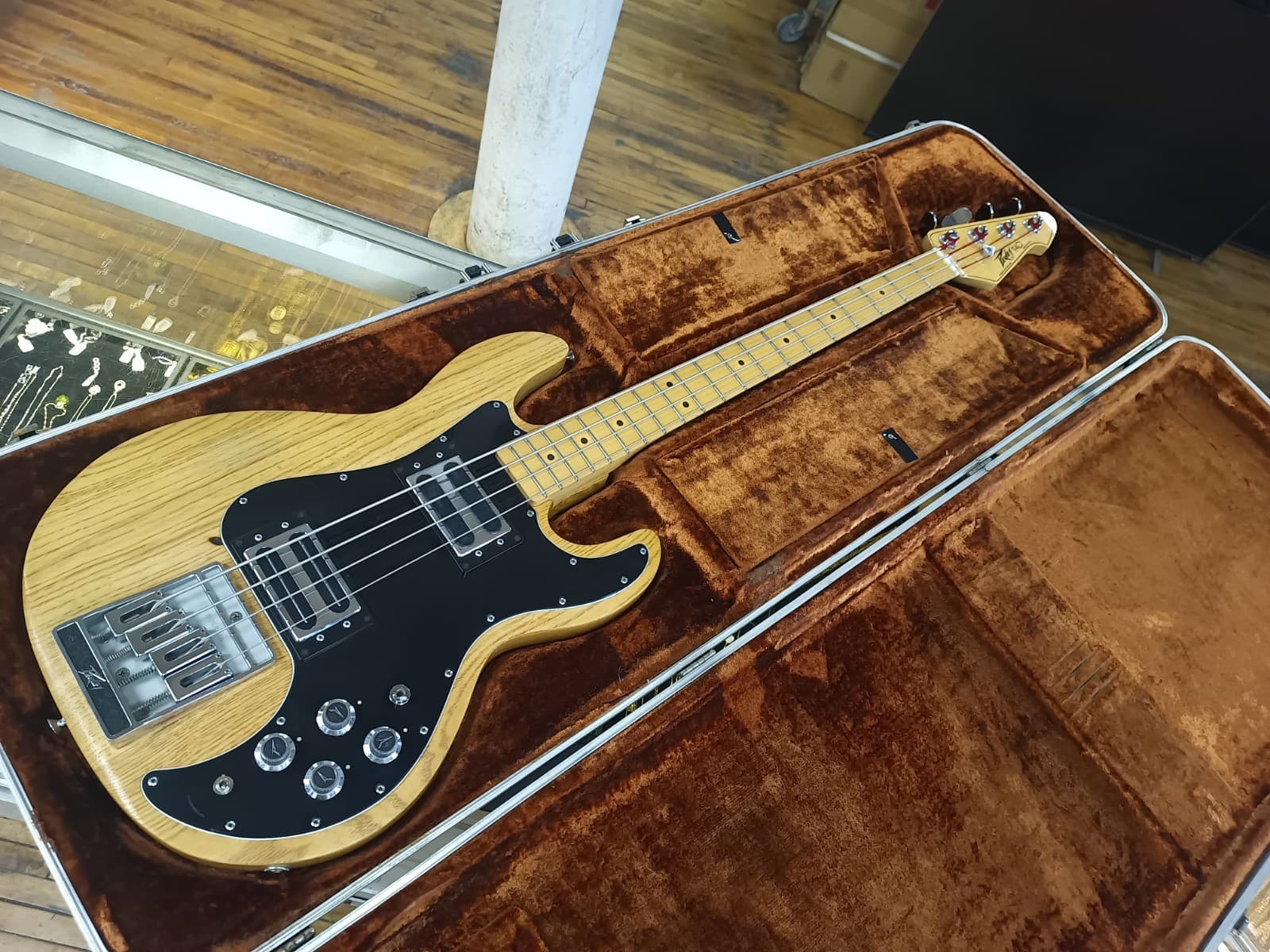 Peavey T-40 Bass Guitar Vintage 1970s W/ Case