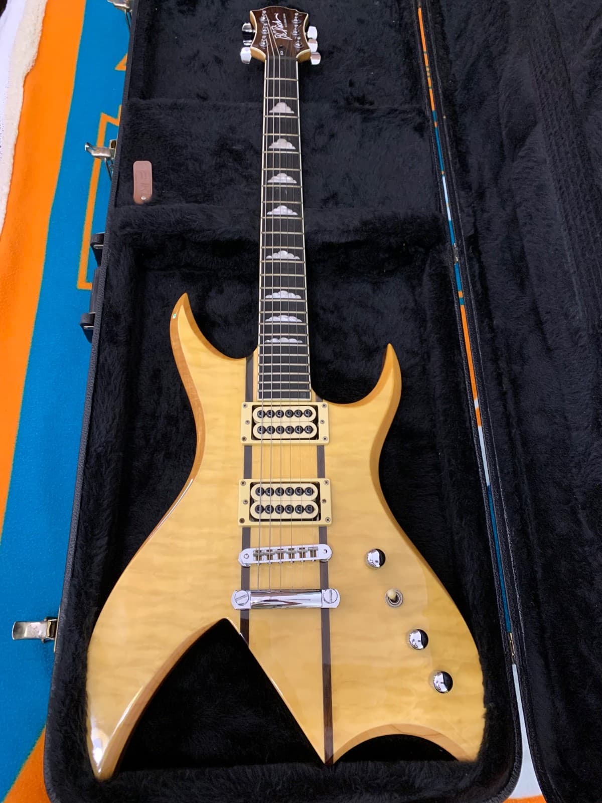 BC Rich Bich Electric Guitar Beautiful Neck Thru Roadrunner Hard Shell Case 👀🤳