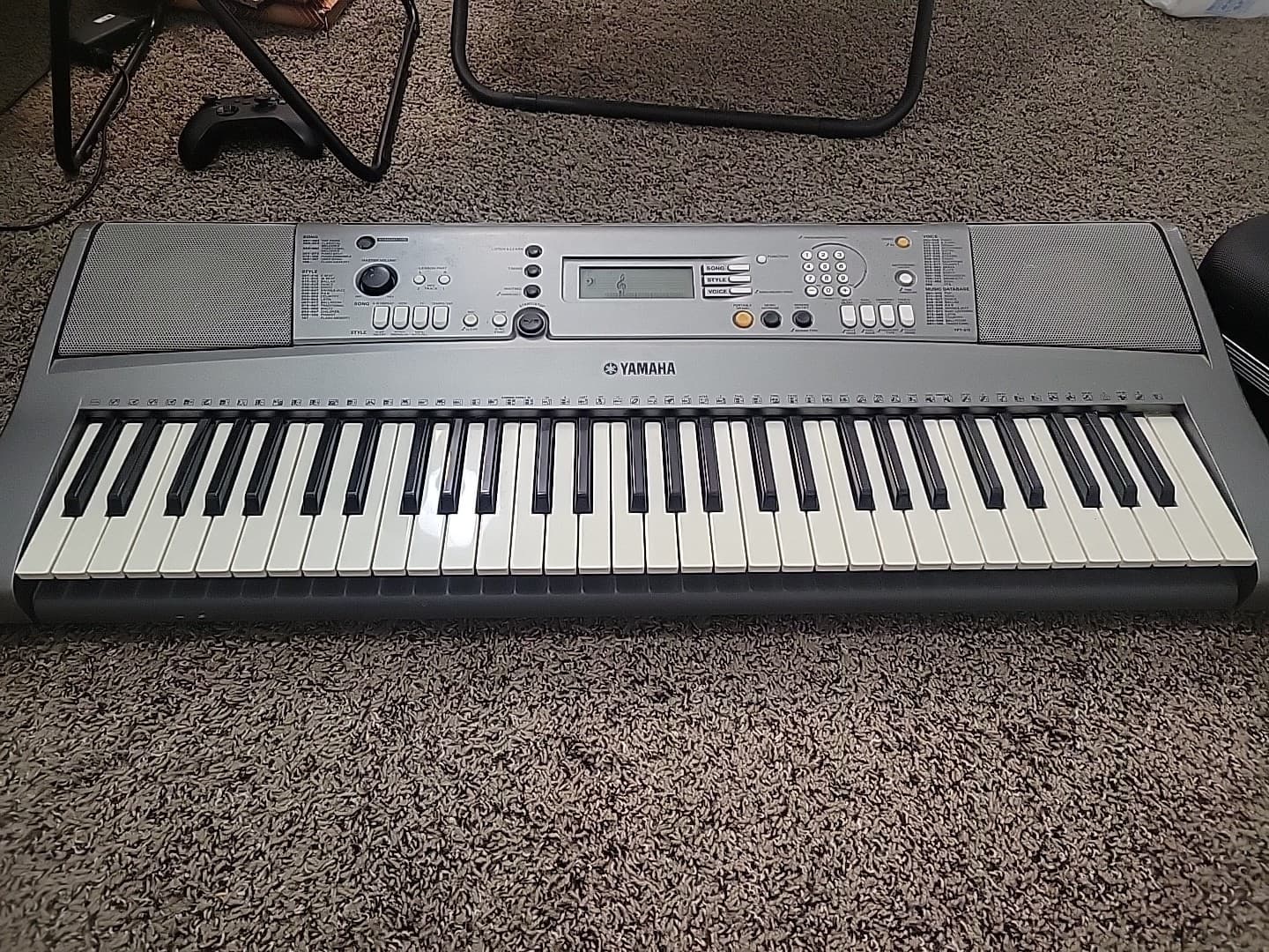 Yamaha PSR E303 Keyboard Piano Synthesizer