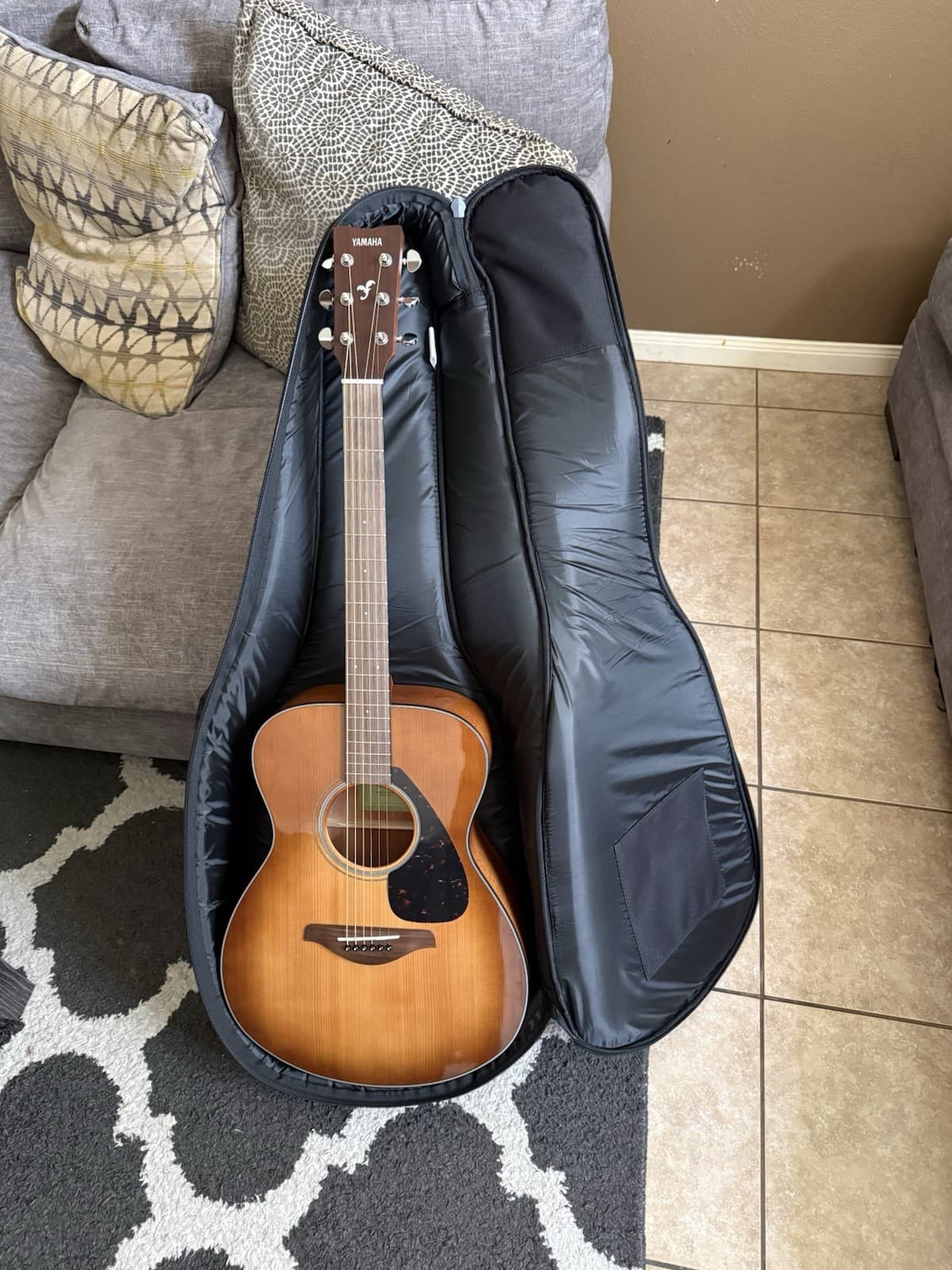 Yamaha FS800 Folk Acoustic Guitar With Case, And With Guitar Picks.