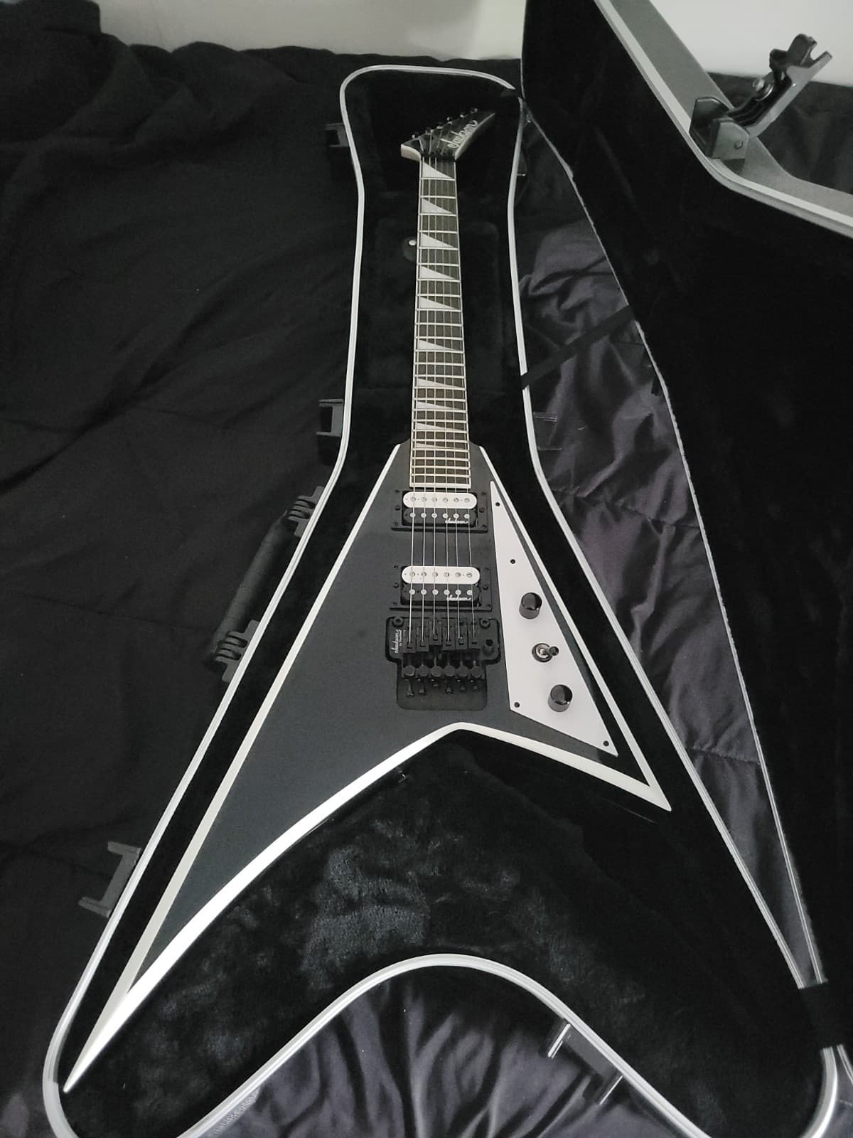Jackson Rhoads JS32FR with Hard Shell Case