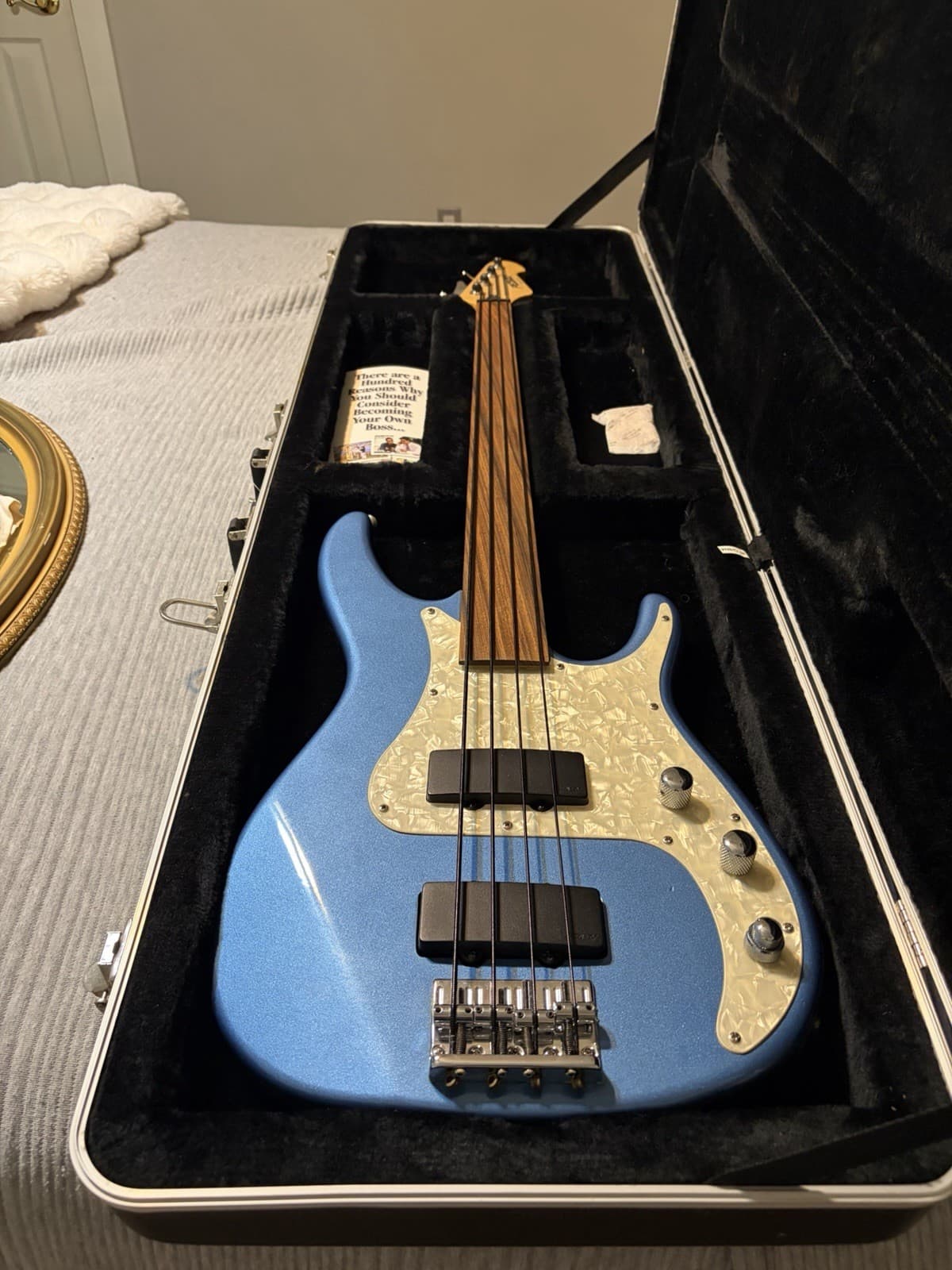 Peavey Axcelerator Fretless 4 String Electric Bass Guitar Blue Maple Neck Case