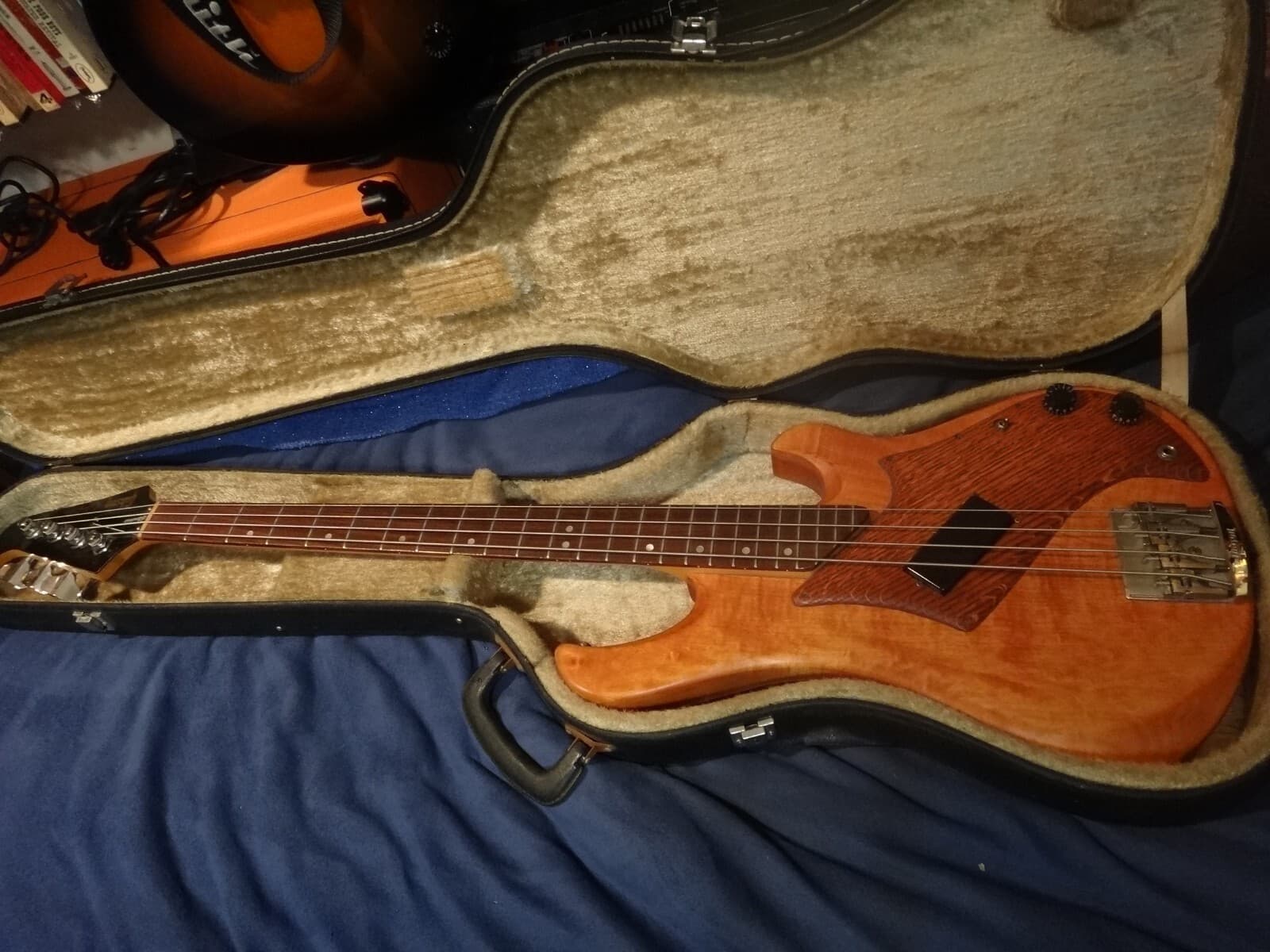 GIBSON VICTORY STANDARD BASS GUITAR - RARE