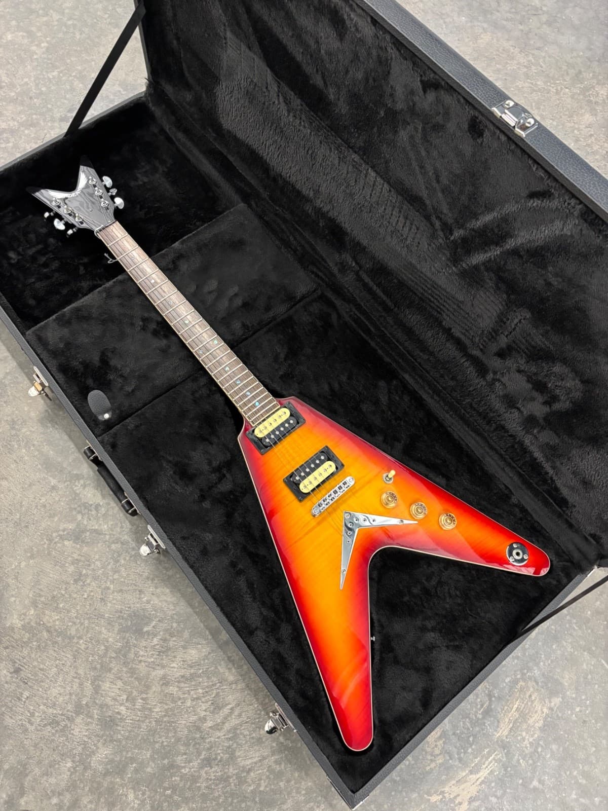 Dean V 79 Reissue Flametop Flying V 2021 Cherry Sunburst