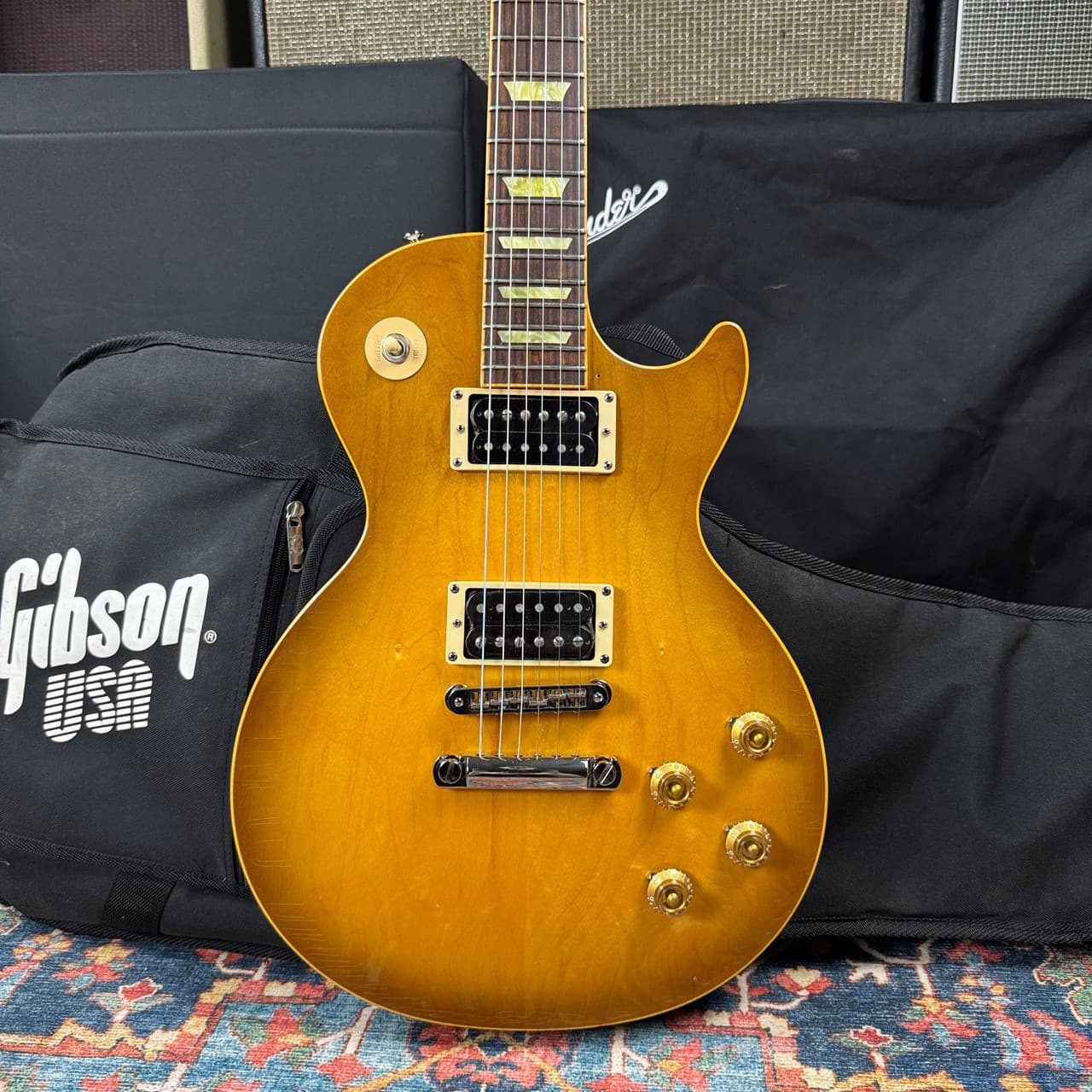 Gibson Les Paul Classic Honeyburst Solid Body - 2006
