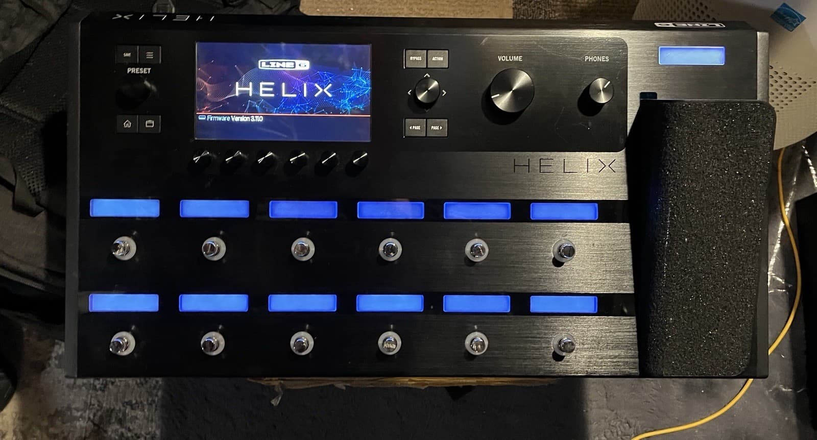 Line 6 Helix Multi-Effects Floor Pedal (Guitar and Bass+ vocal) W/ Bag Case