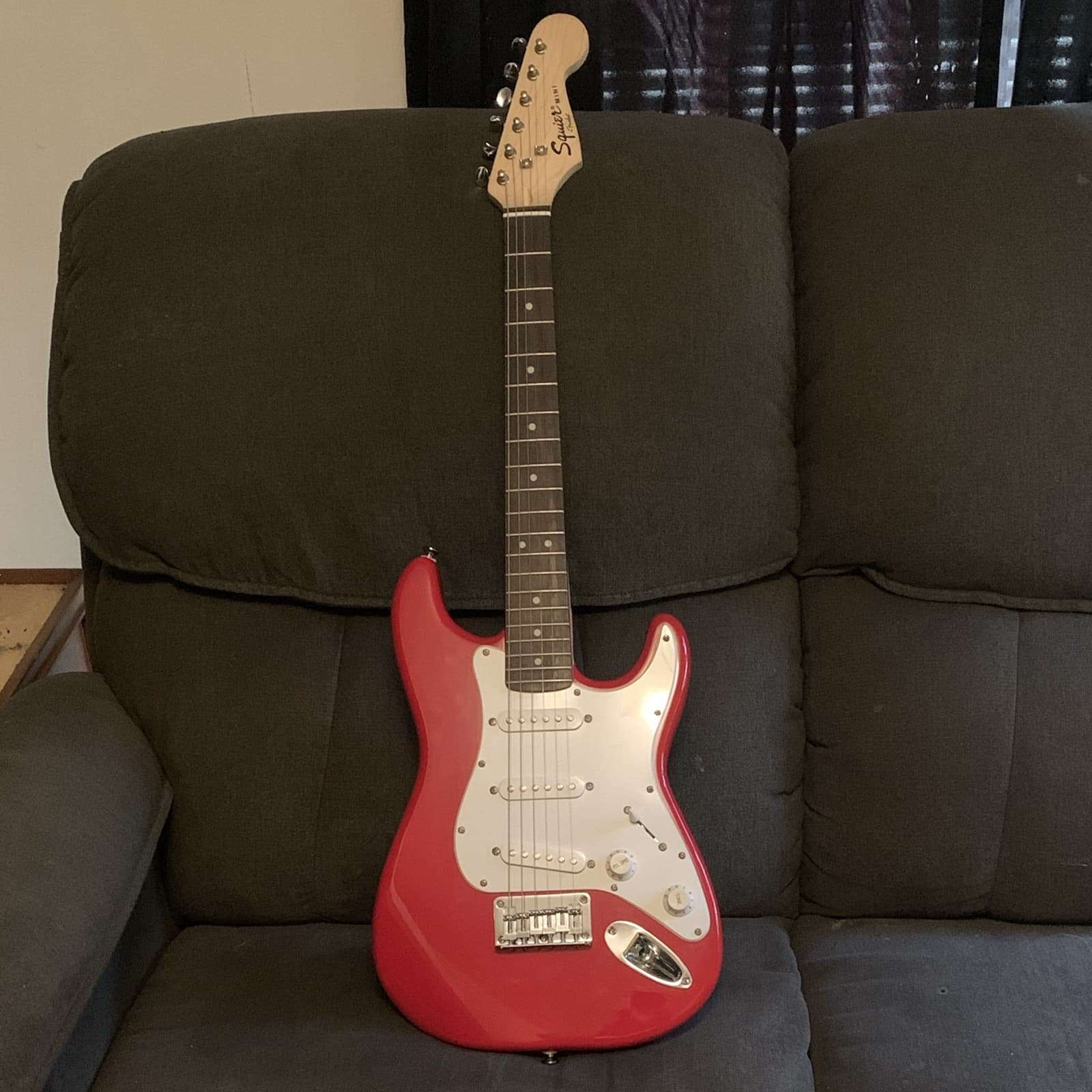 Squier Mini Stratocaster 3/4 Electric Guitar 6-String RH Red w/ gig bag